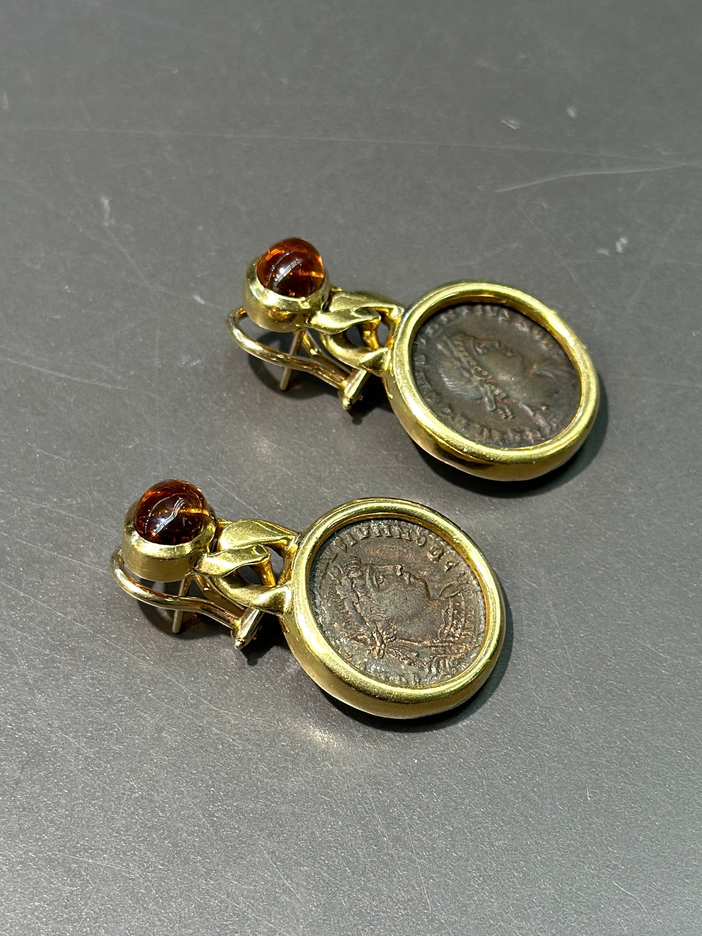 Boucle d'oreille vintage en or 18 carats avec pièce de monnaie antique et citrine