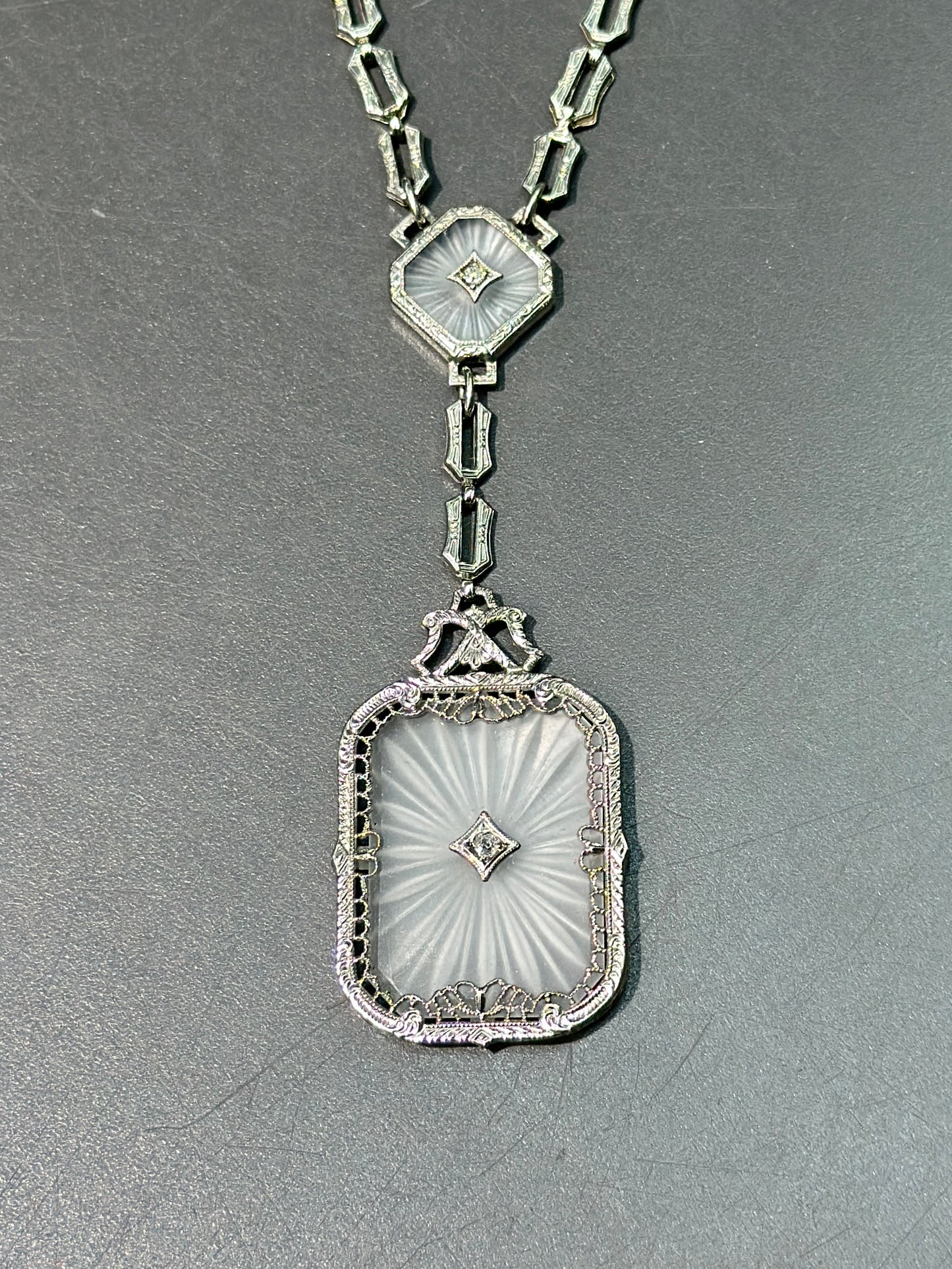 [SUR RÉSERVE] Collier pendentif en verre de camphre en filigrane de diamants en or 14 carats édouardien