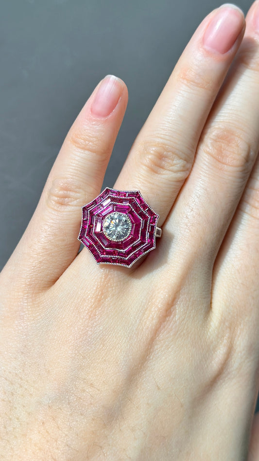 Bague halo octogonale rubis et diamants en or 18 carats de style Art déco