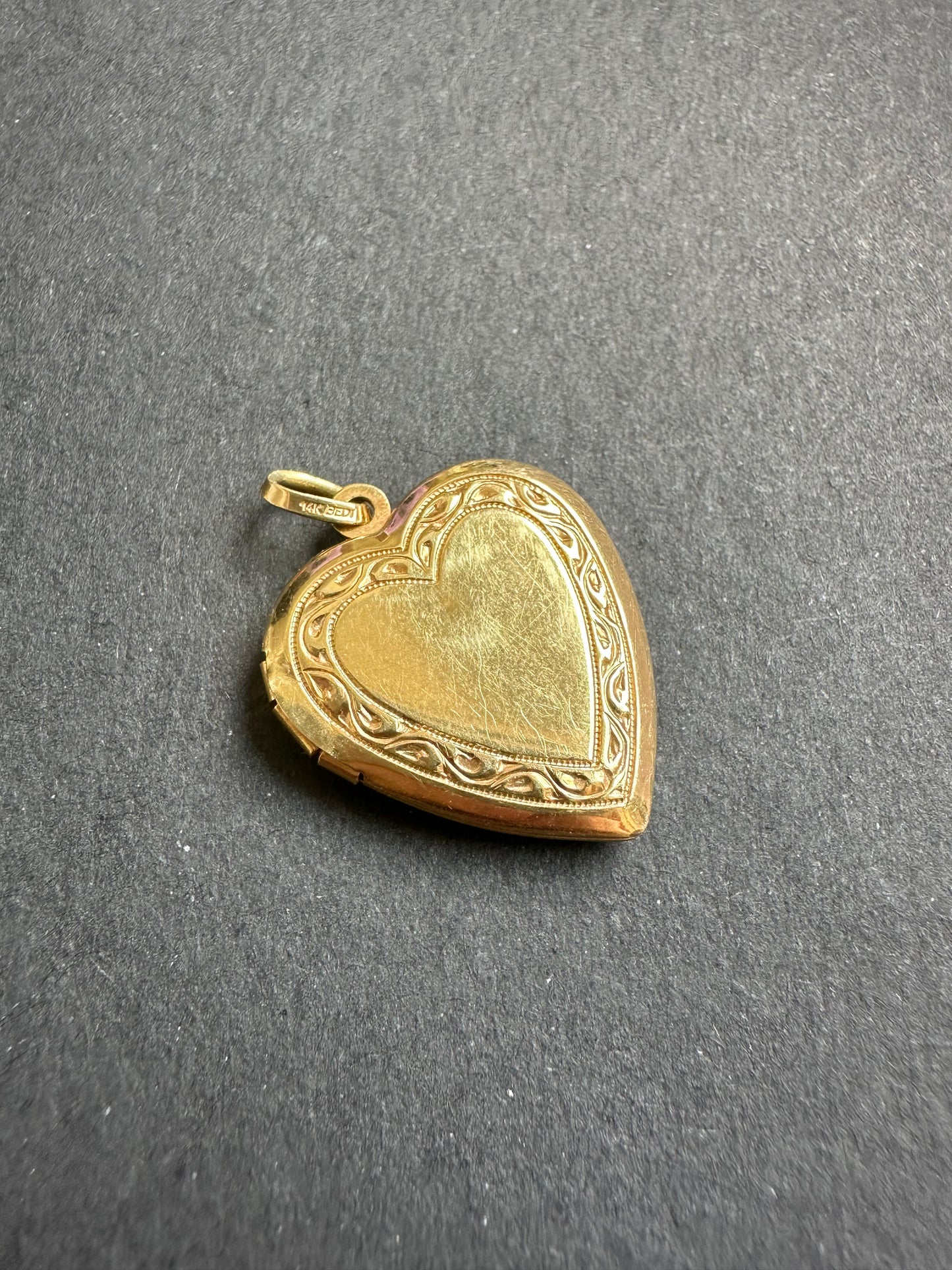 Médaillon coeur vintage à motif en or 14 carats