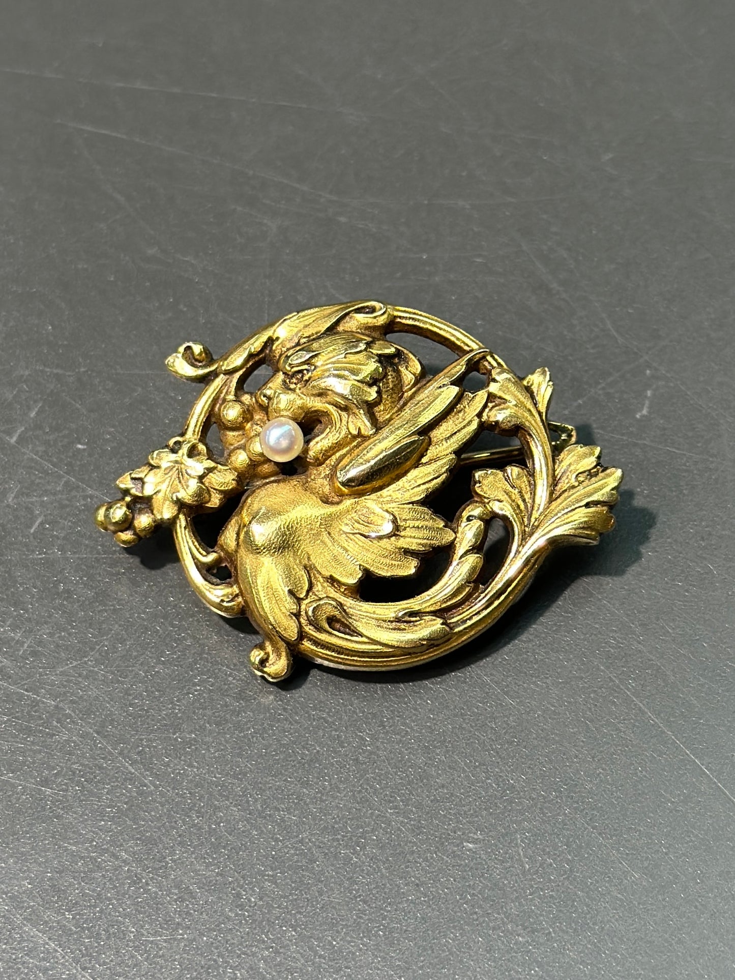 古董 18K 金法国狮鹫和天然珍珠胸针