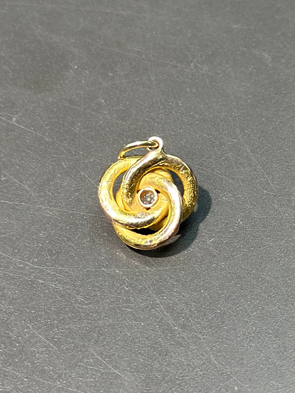 古董 18K 金钻石爱之结吊饰