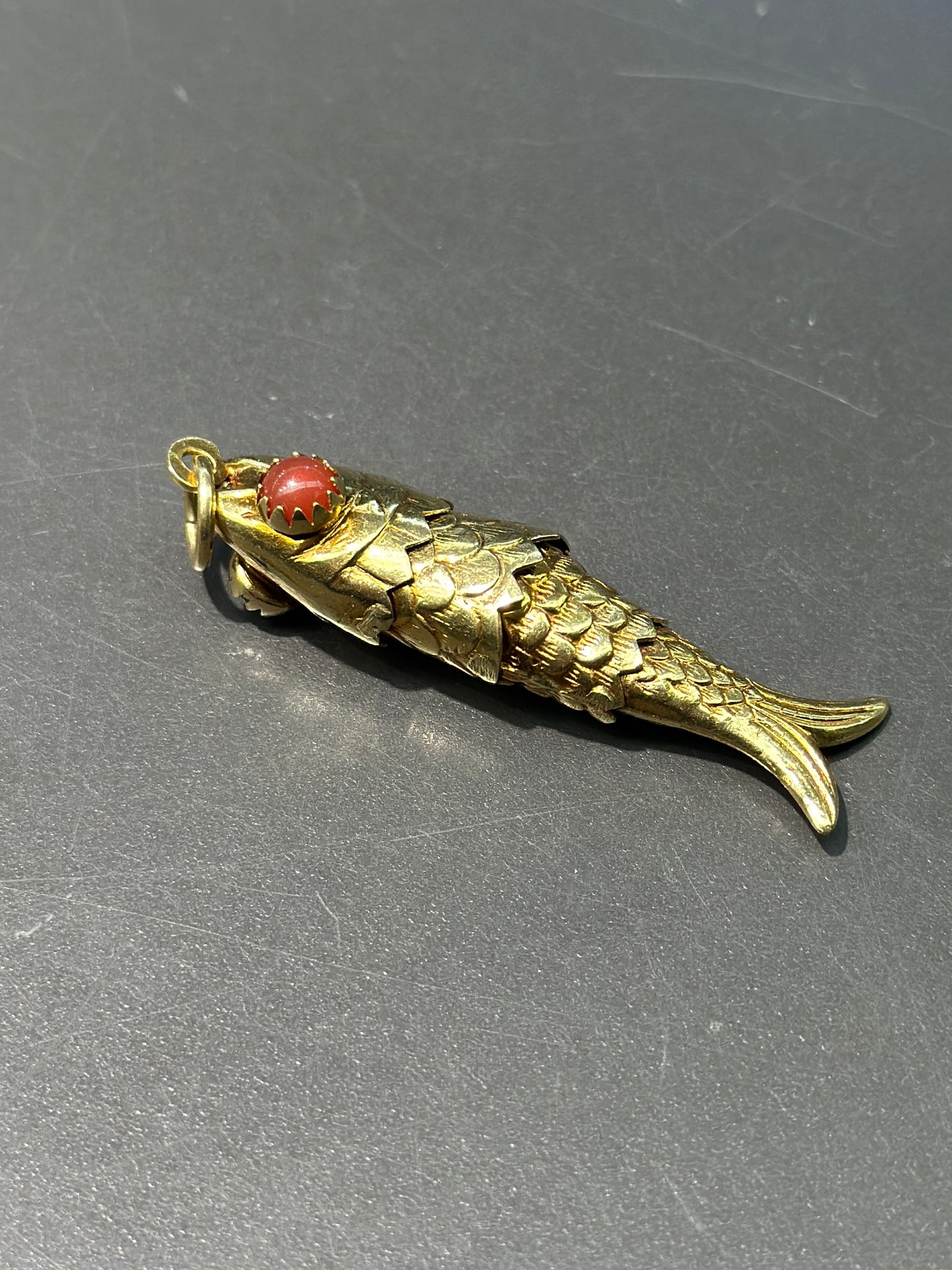 Pendentif vintage grand poisson articulé en or 18 carats