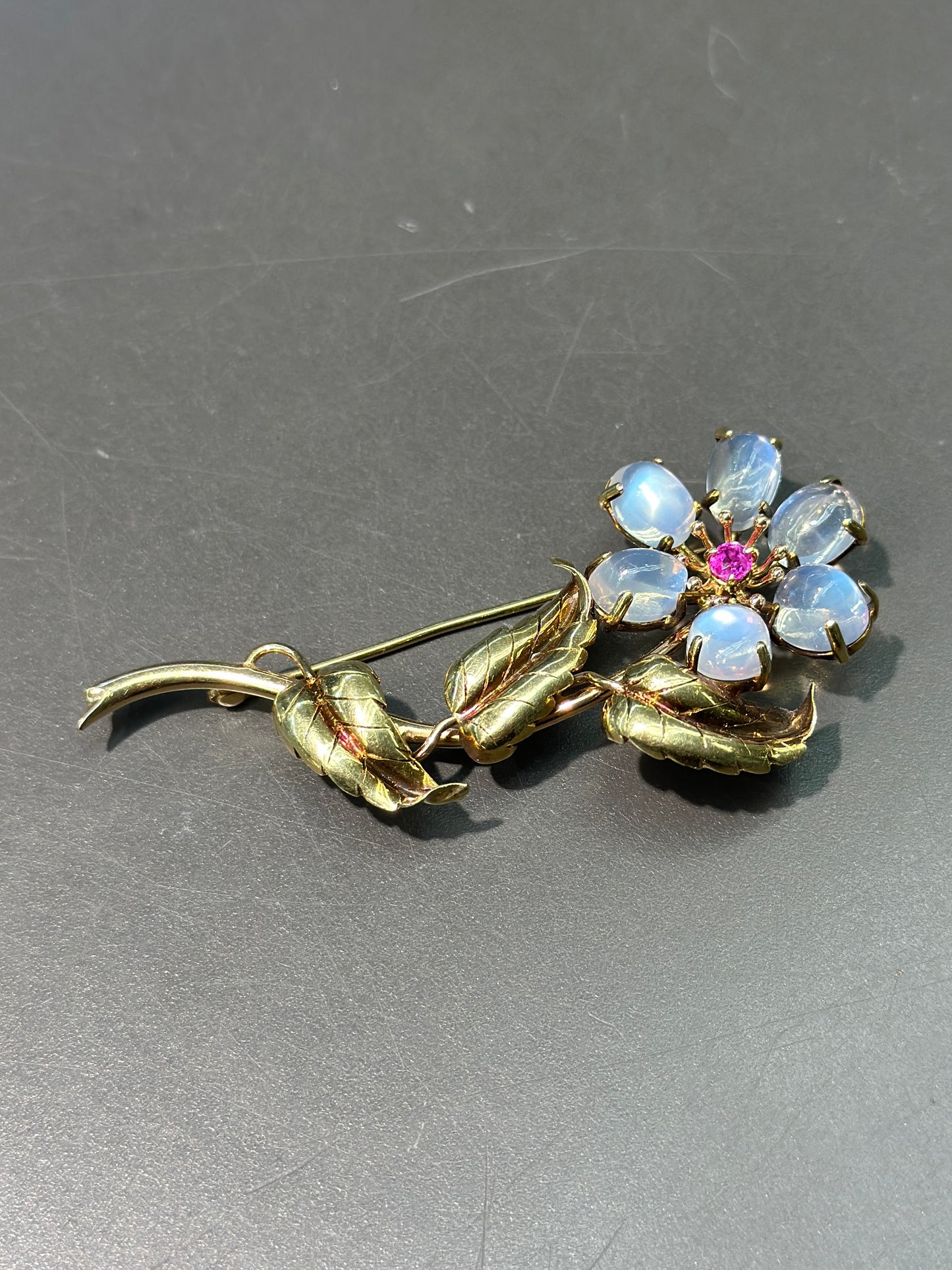 Broche rétro en pierre de lune en or 14 carats et fleur de marguerite rubis 