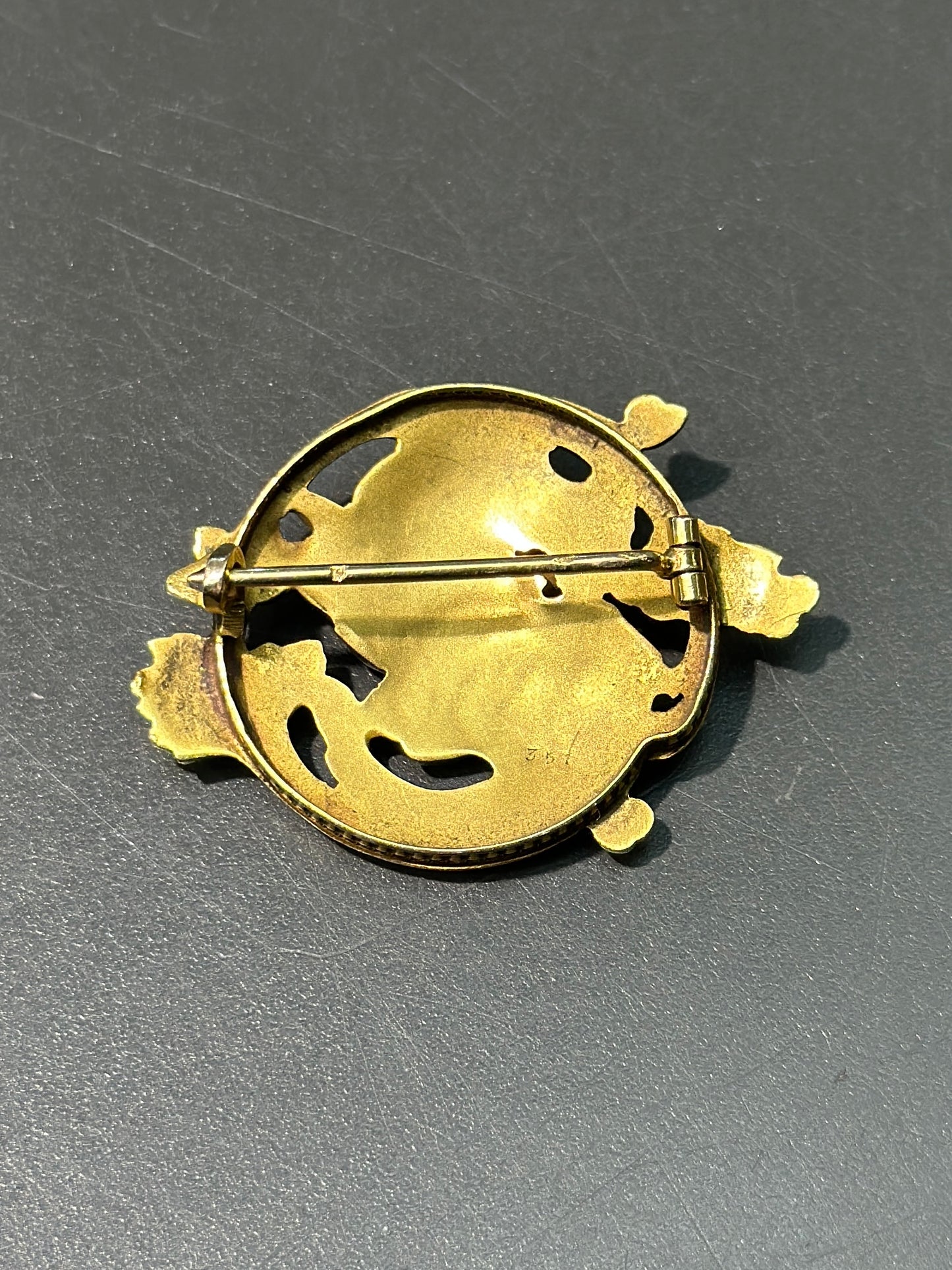 古董 18K 金法国狮鹫和天然珍珠胸针