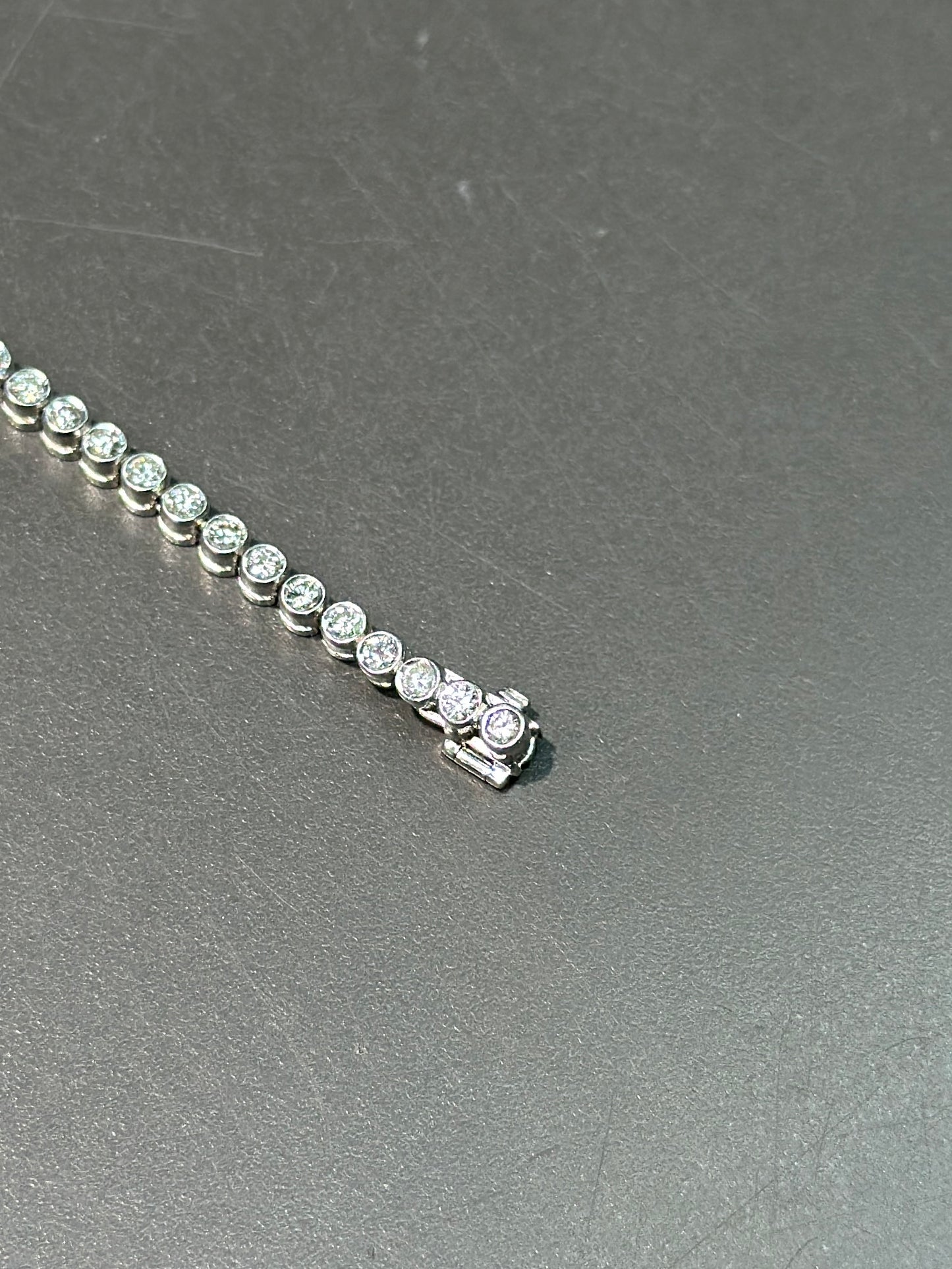 Bracelet tennis serti de diamants en or 18 carats