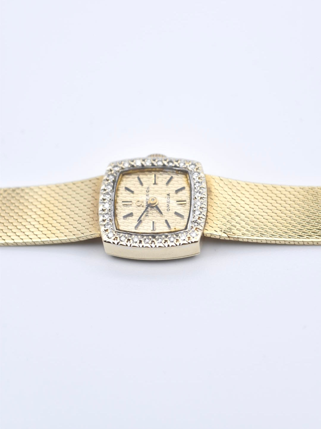 vintage 14K Gold Omega vendu au détail par Tiffany &amp; Co. Diamond Montre-bracelet