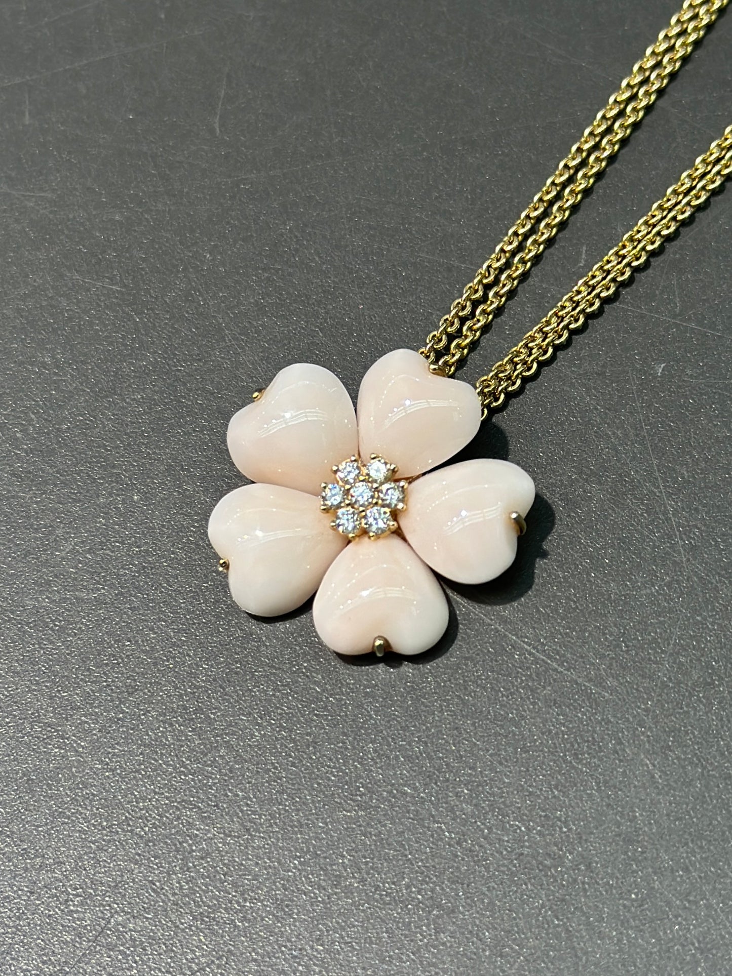 Pendentif rose en forme de cœur et de corail en forme d'ange en or 14 carats