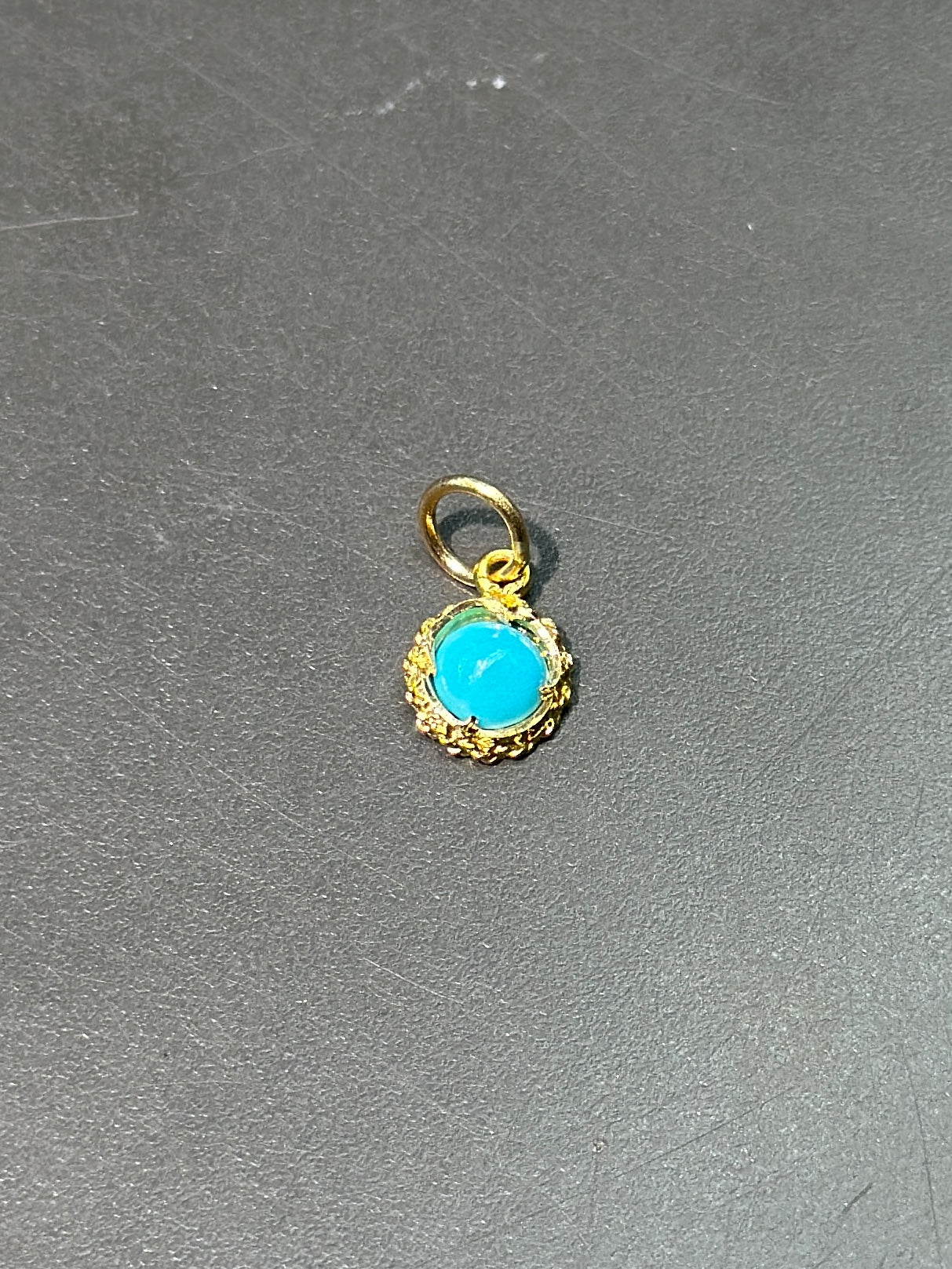 Charme cabochon turquoise vintage en or 18 carats