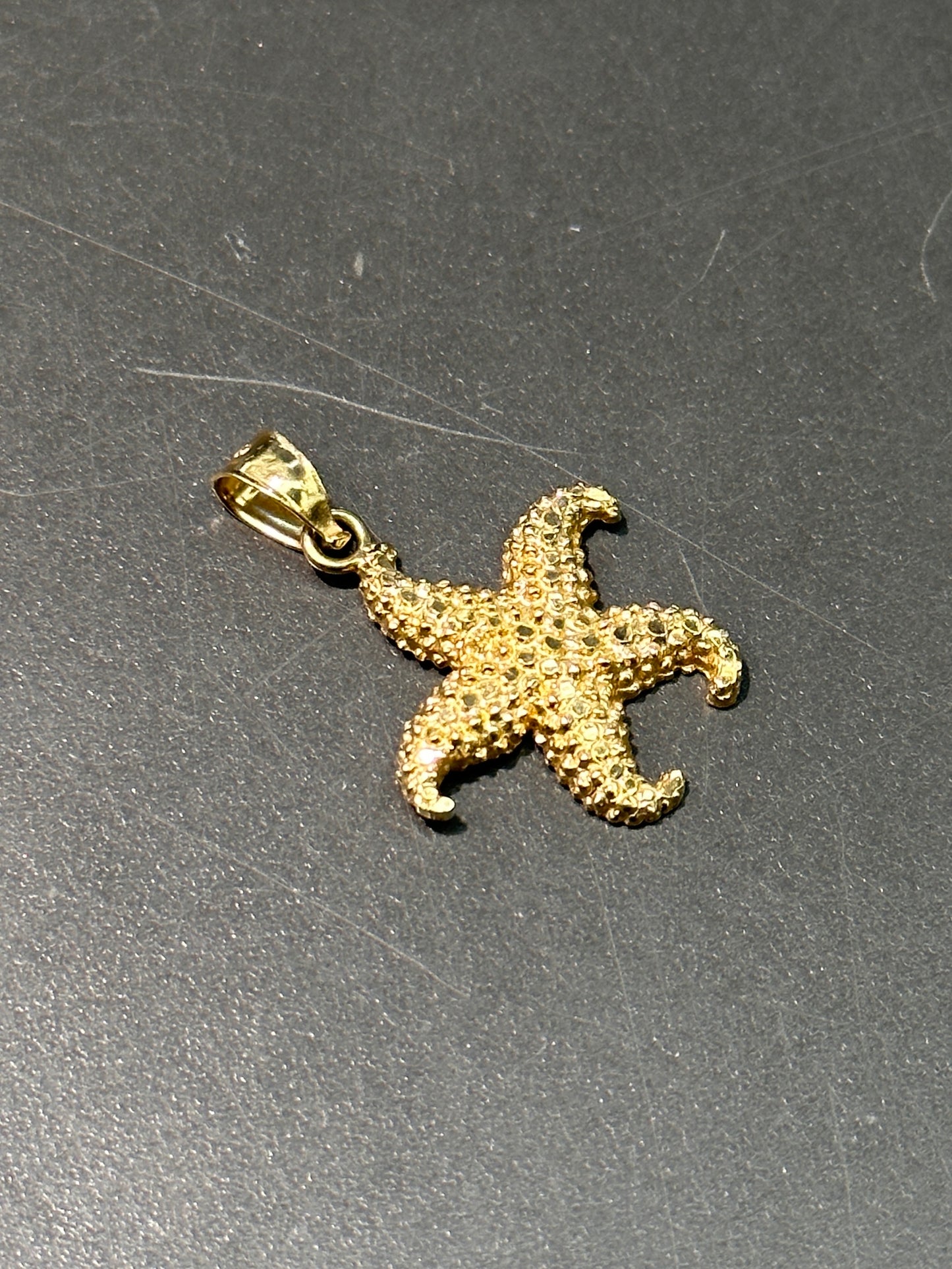 Pendentif de charme de poisson étoile à facettes en or 14 carats vintage