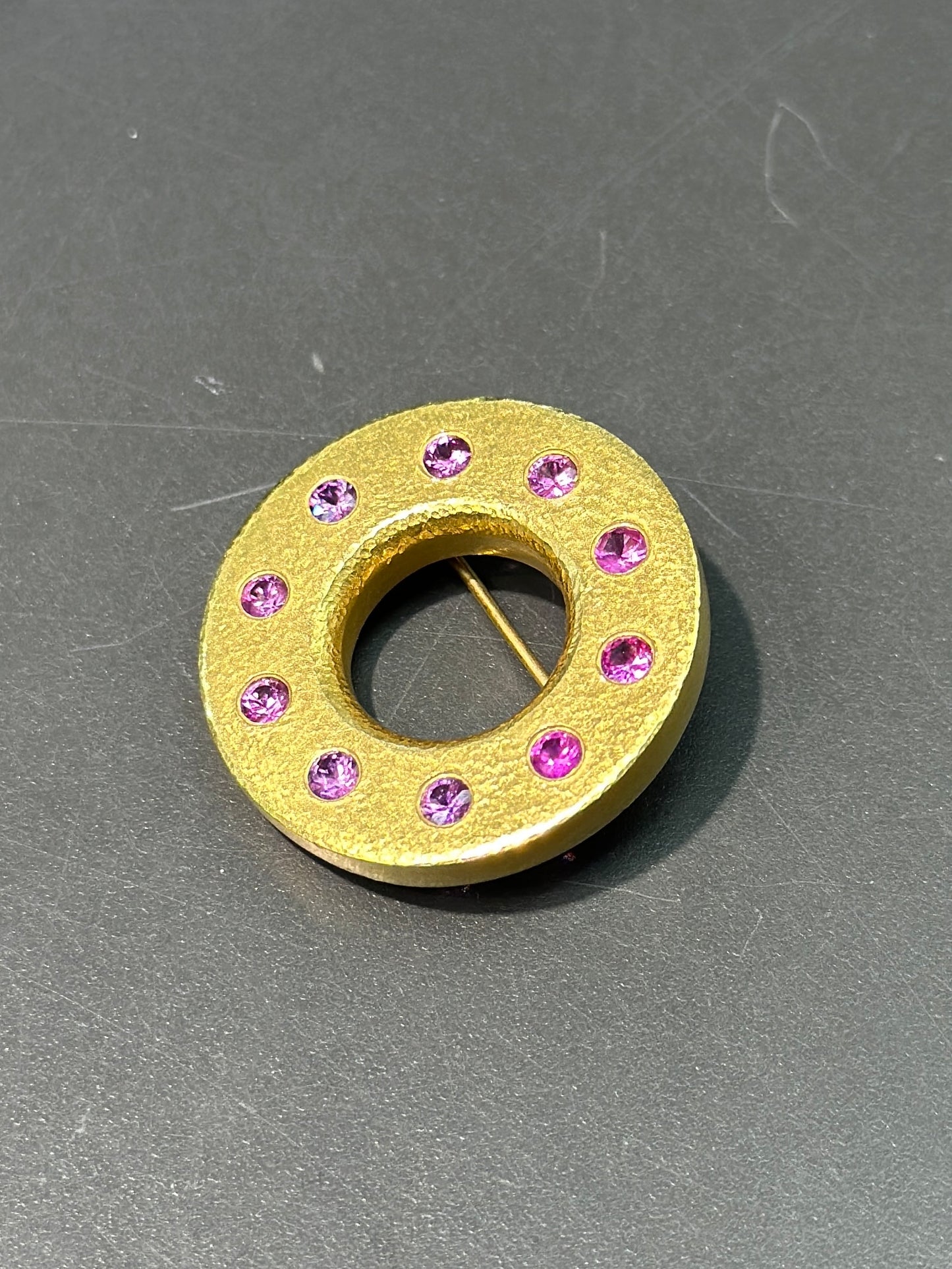 Linda Lee Johnson Broche cercle rubis en or 22 carats