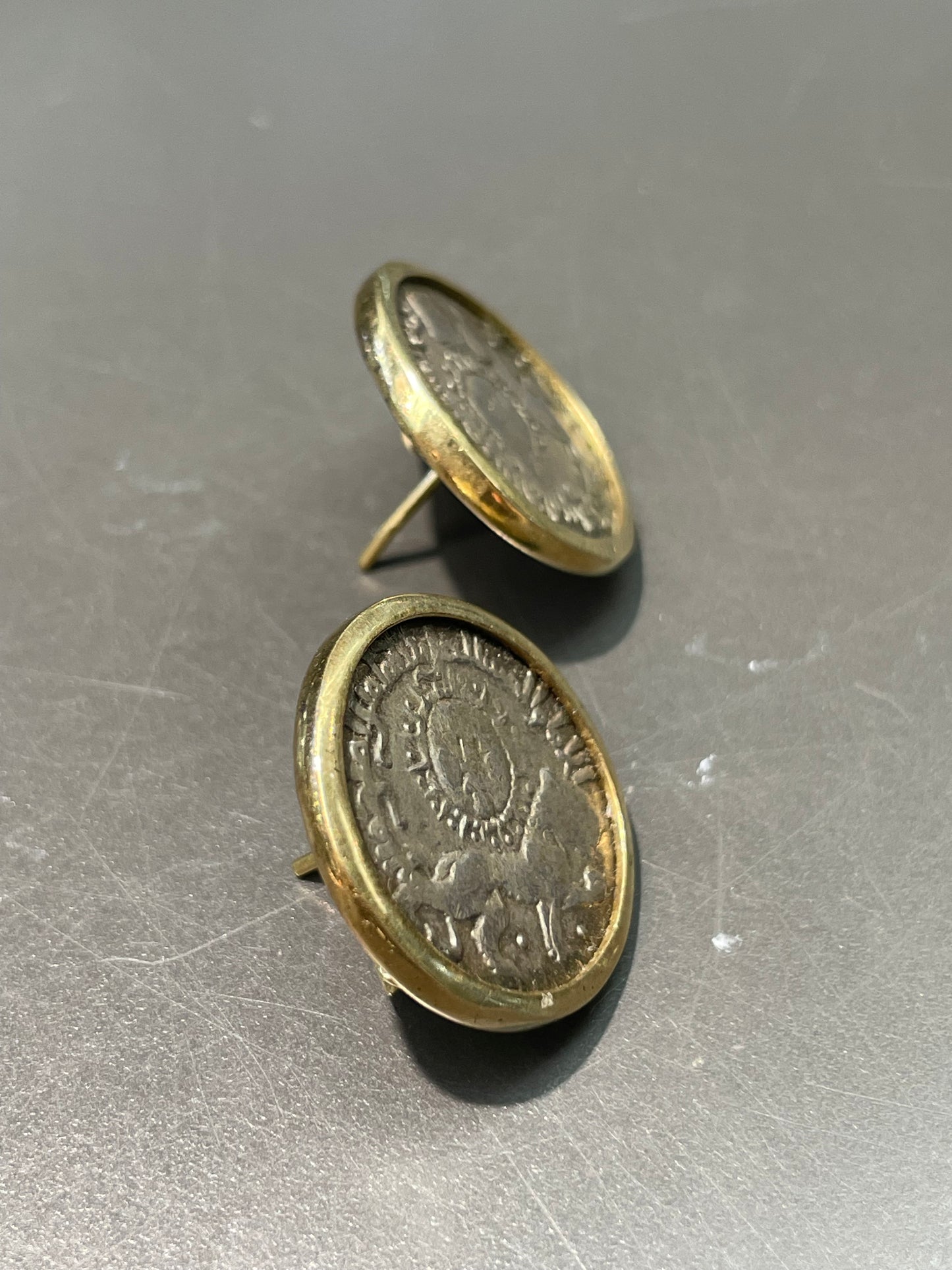 Vintage 18K Yellow Gold Bezel Ancient Roman Coin Earring