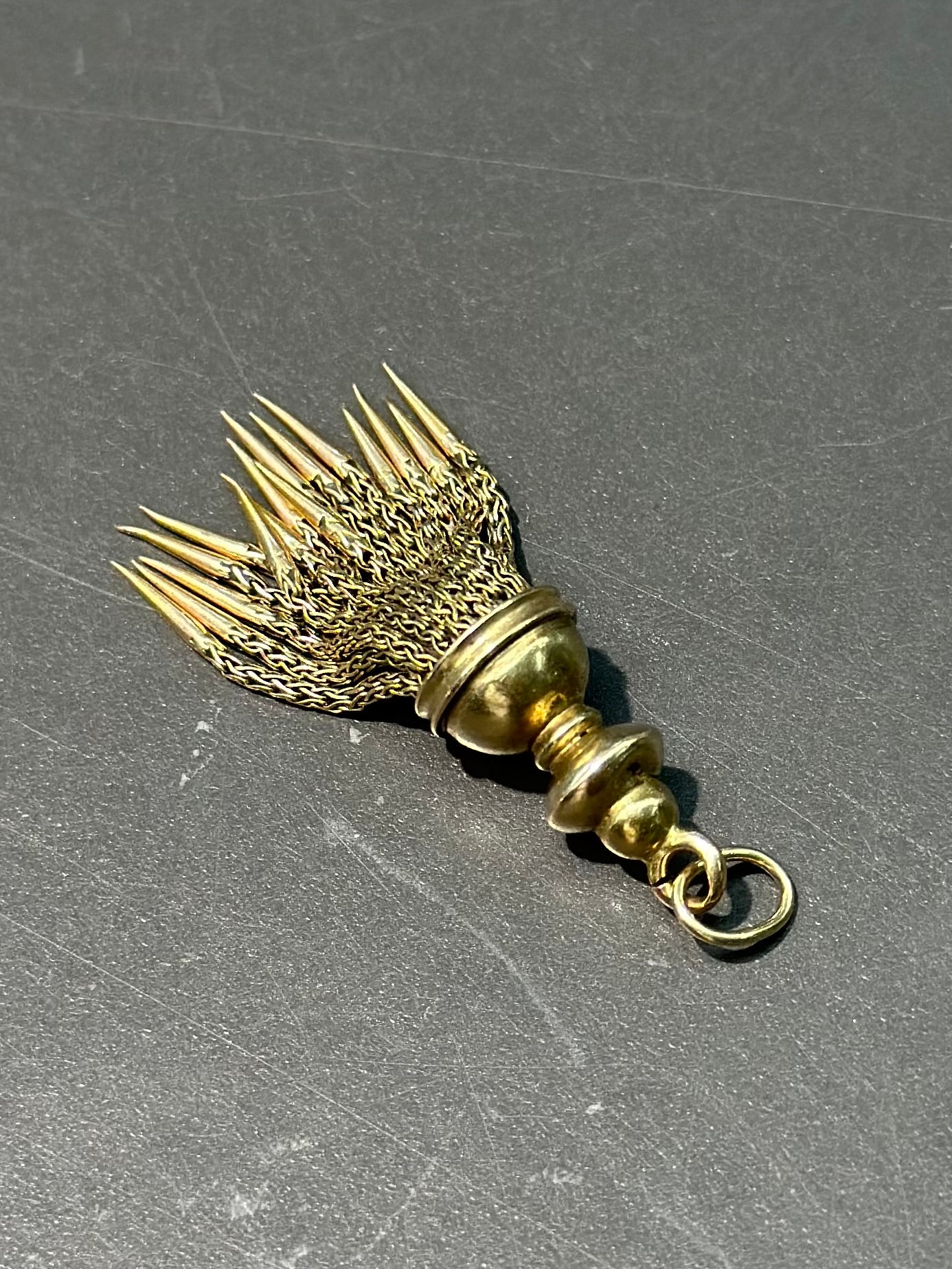 维多利亚风格 14K 金尖刺流苏吊坠