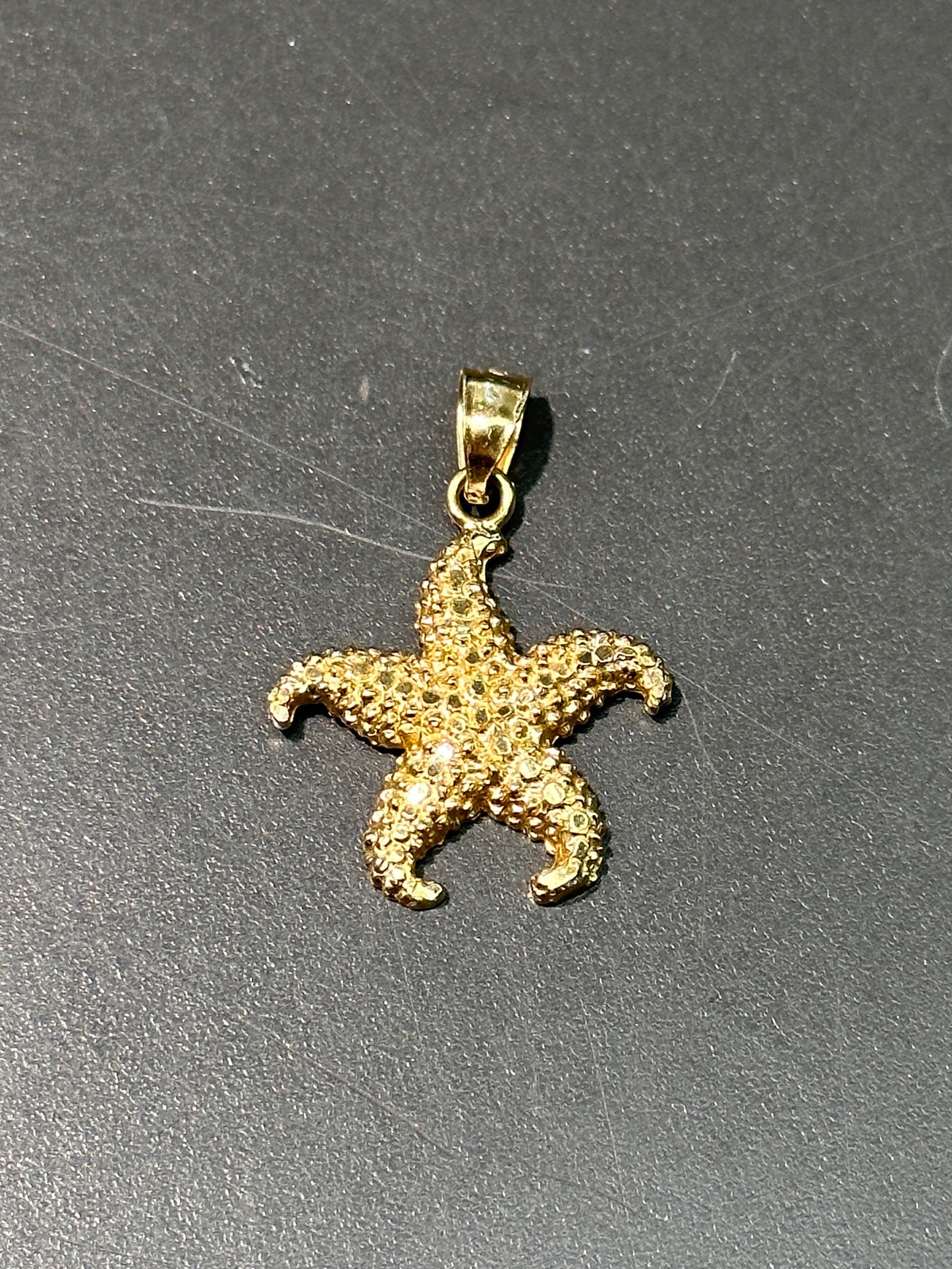 Pendentif de charme de poisson étoile à facettes en or 14 carats vintage