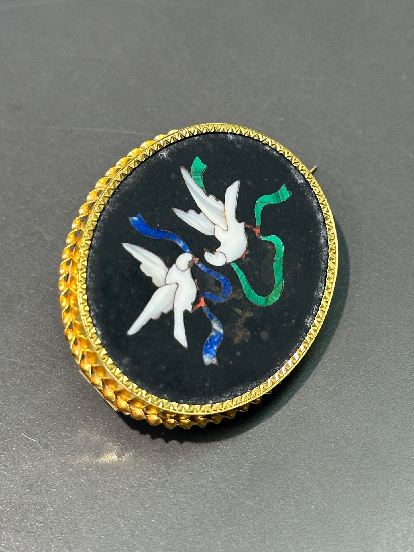 古董法国 18K 黄金鸽子丝带 Pietra Dura 胸针
