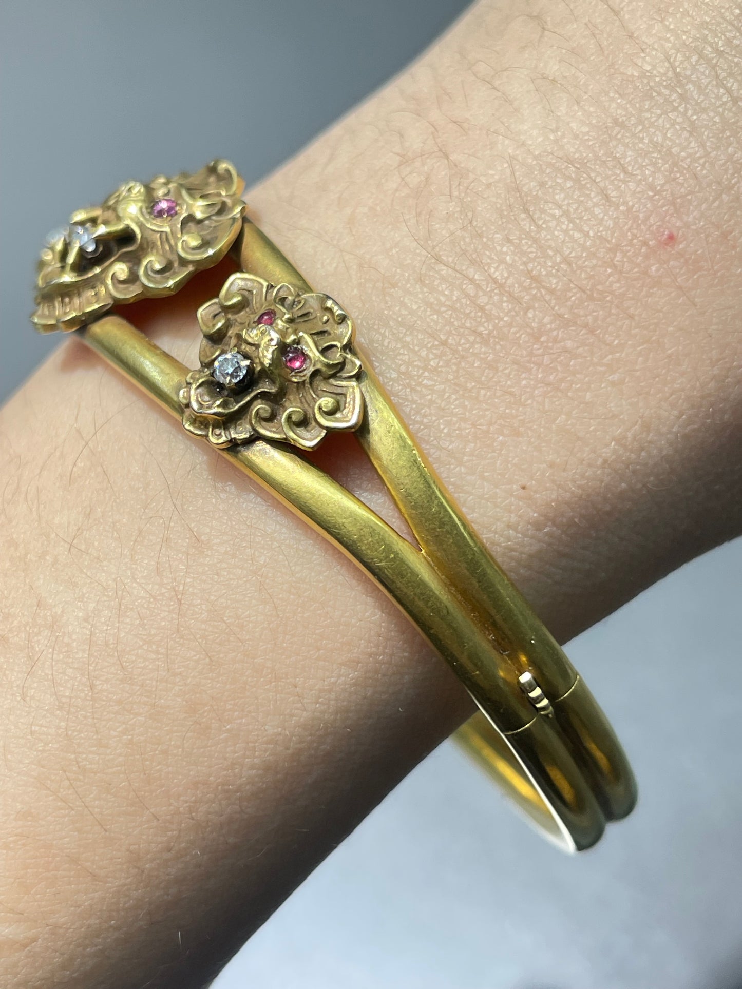 Bracelet victorien en or 14 carats avec triple lion et grenat et diamants