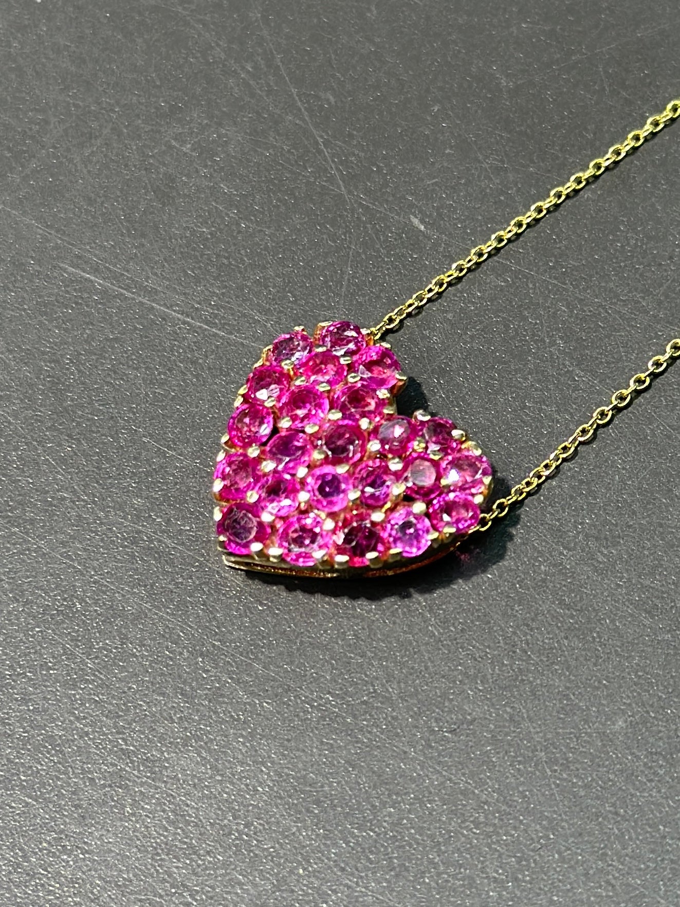 Pendentif pavé de rubis naturel en or 14 carats