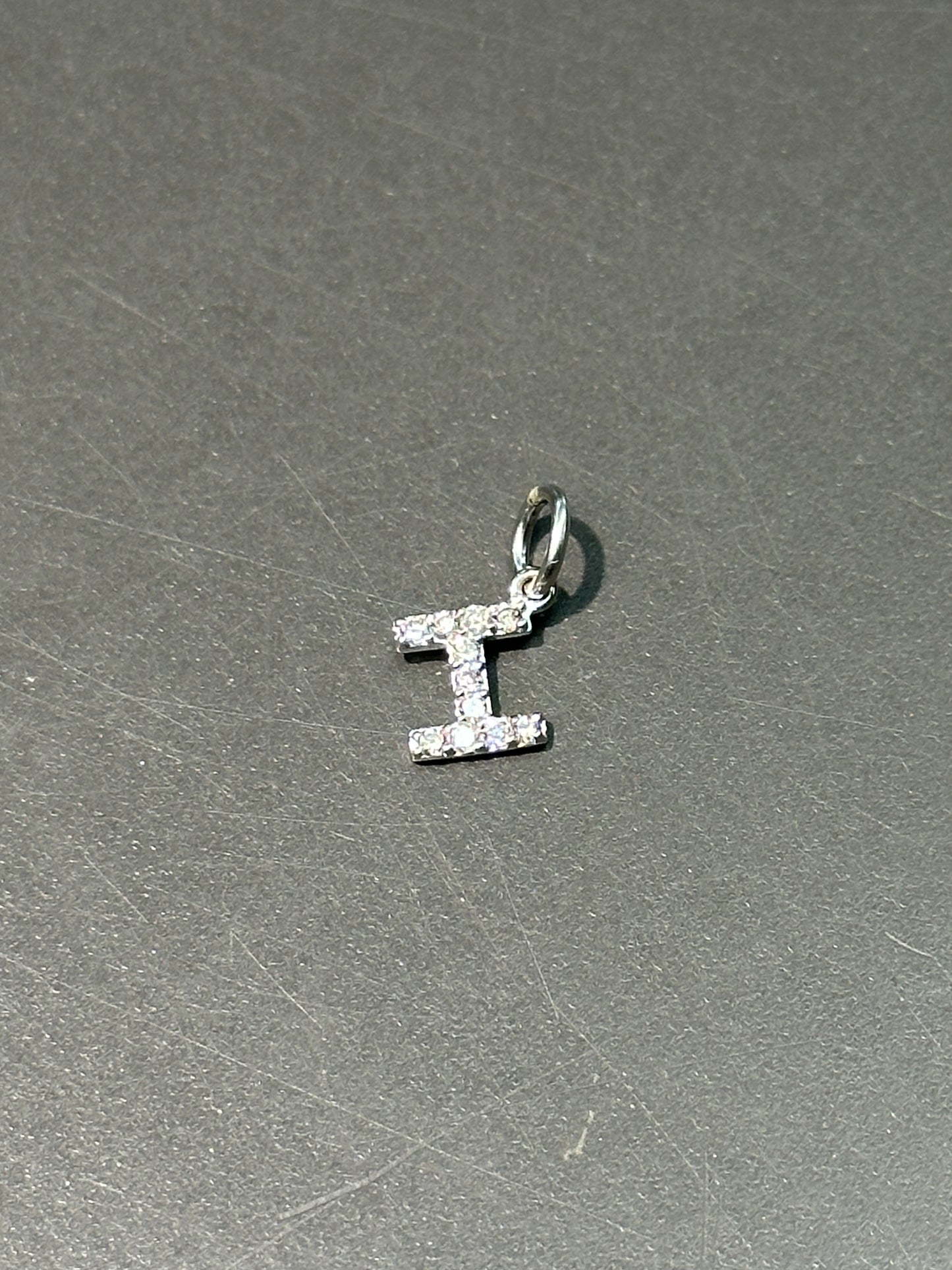 14K 白金 I 字母钻石吊坠