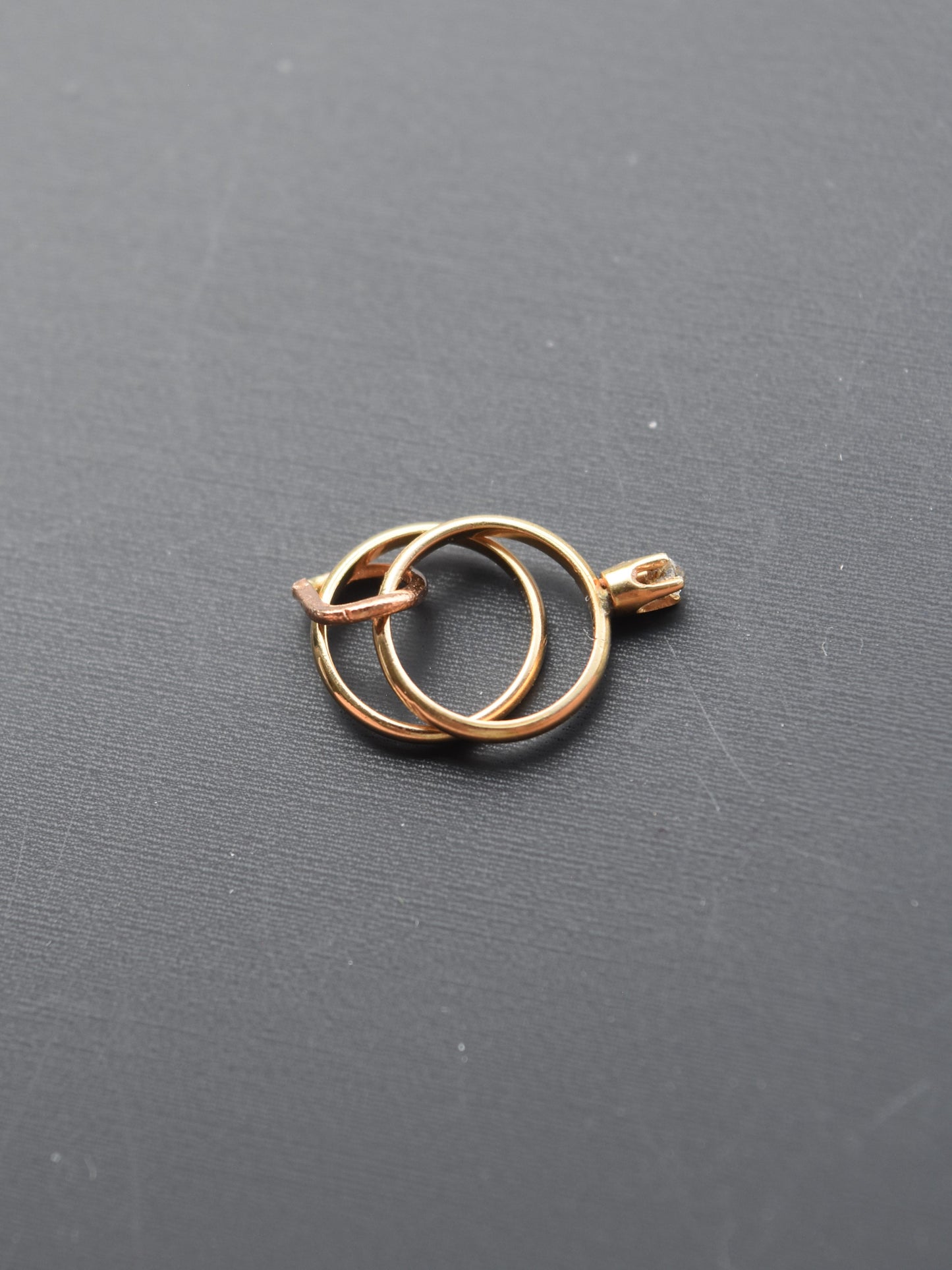 14K 金迷你钻石订婚戒指吊坠