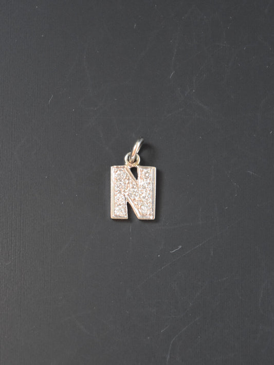 白金钻石 N 字母吊饰