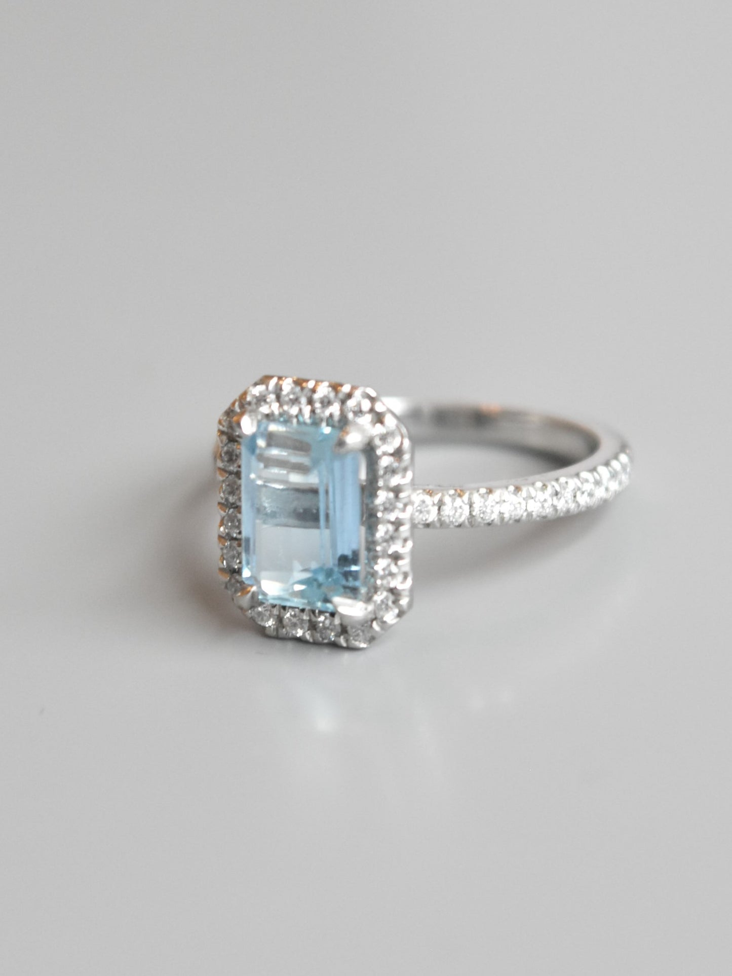 Bague halo pavé de diamants et aigue-marine en platine