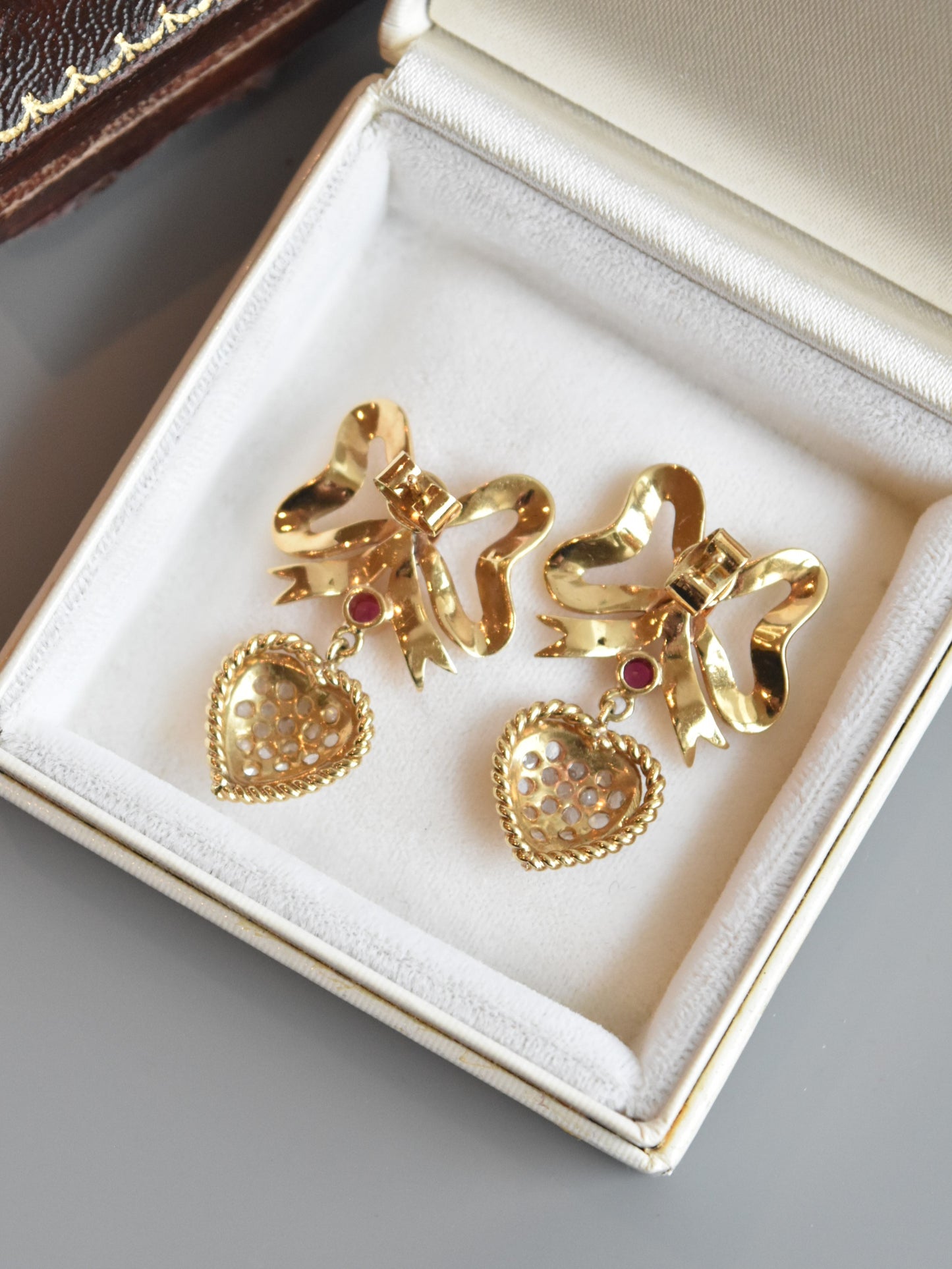 复古 18K 金蝴蝶结心形吊坠耳环