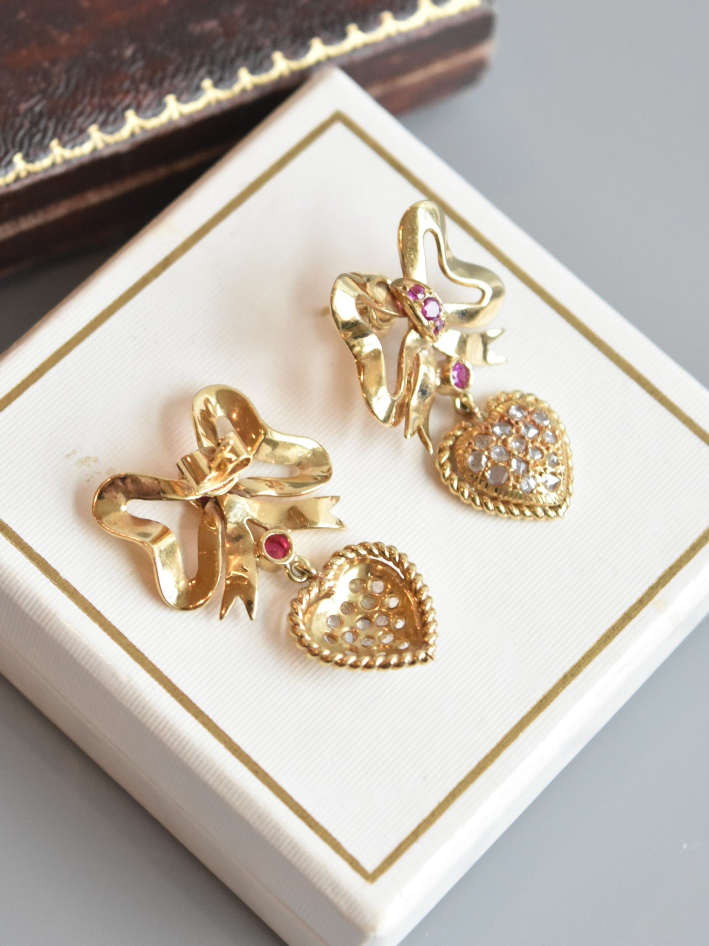 复古 18K 金蝴蝶结心形吊坠耳环