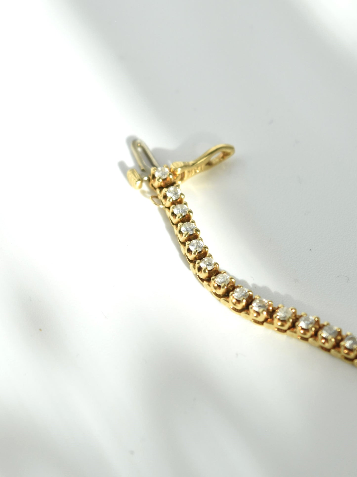 18K Gold 1.96 Carat Diamond Tennis Bracelet 6.5 inch