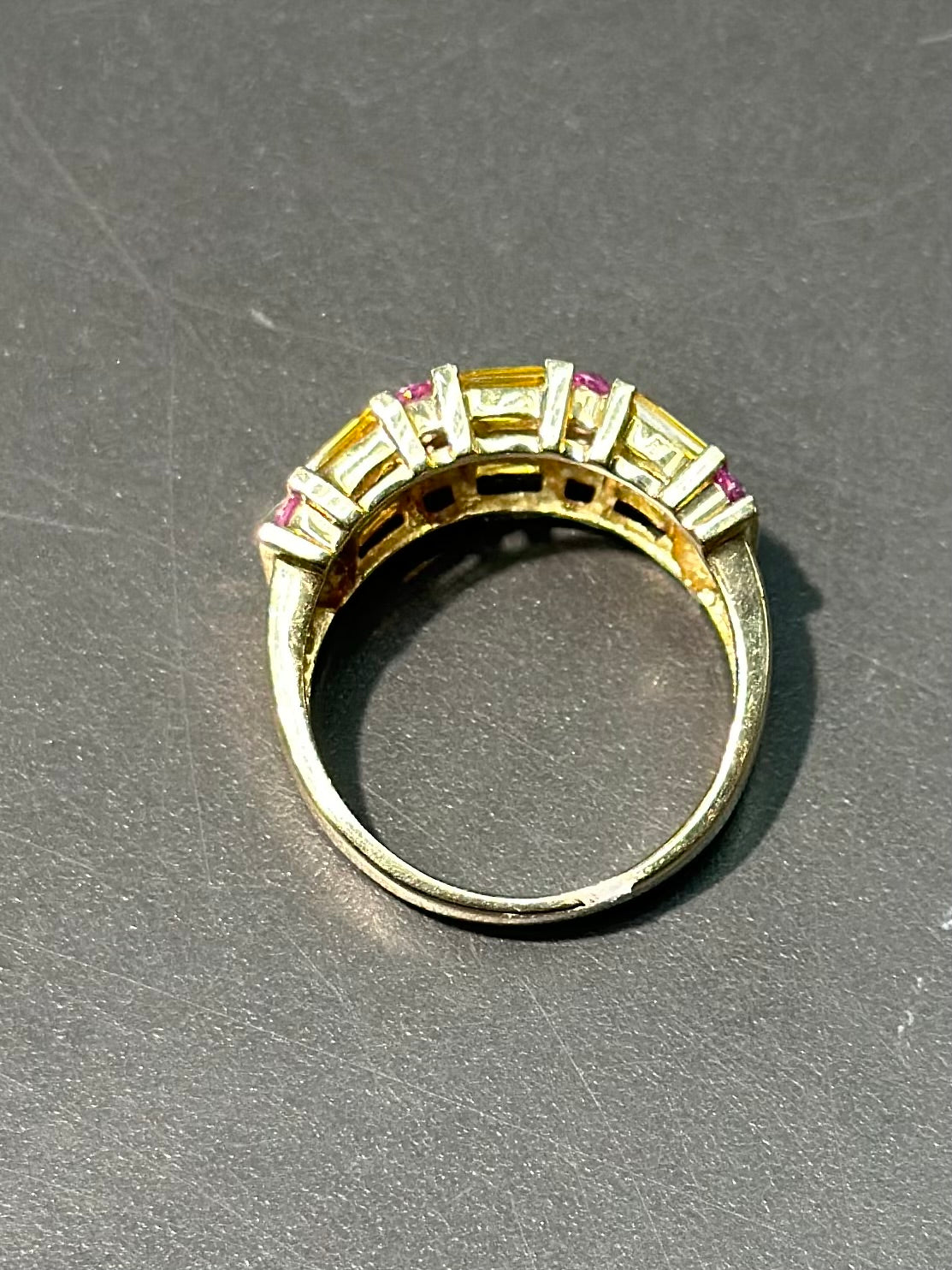 14K 金黄色和粉红色蓝宝石戒指