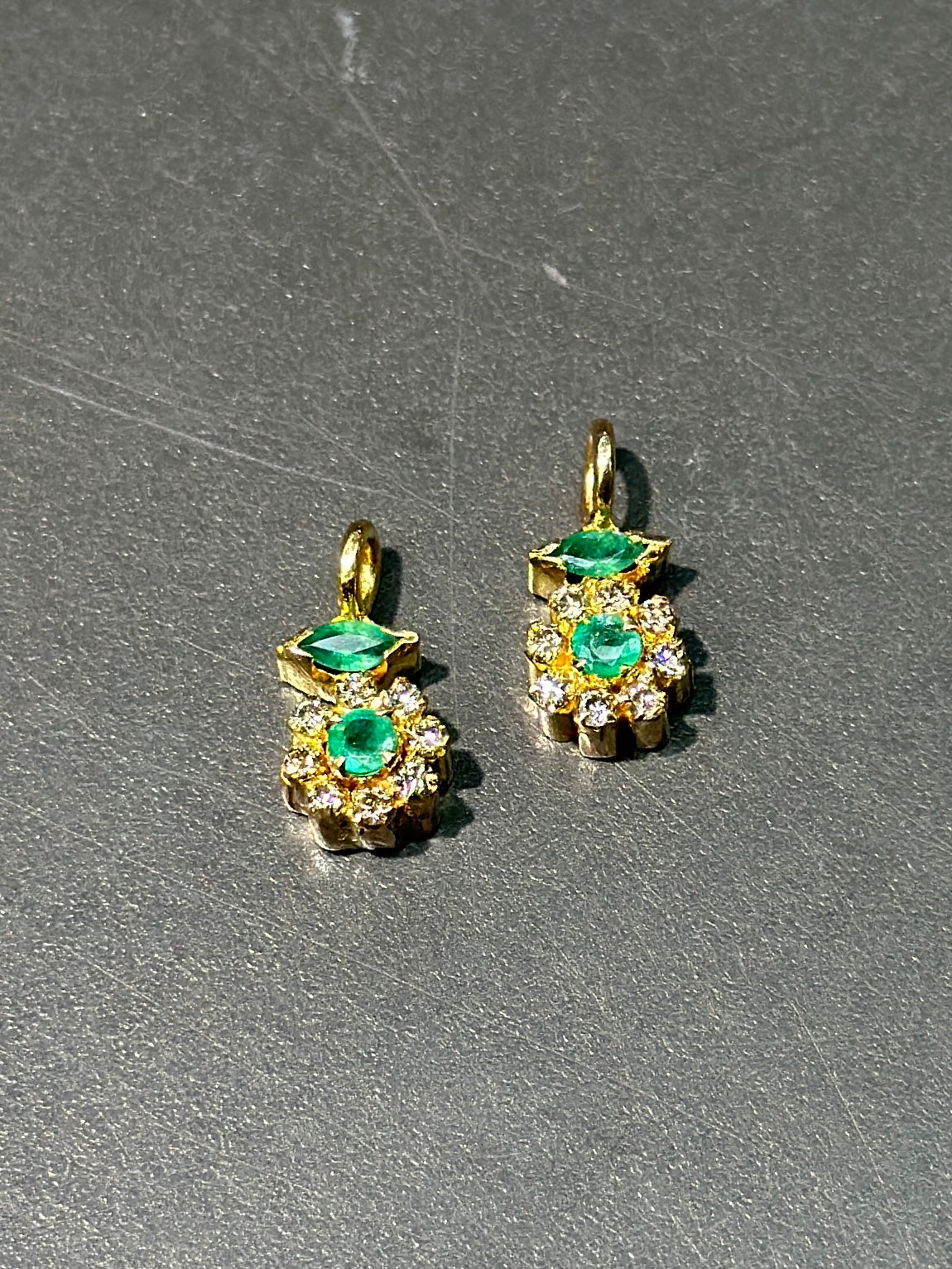 18K 金绿宝石和钻石光环吊坠