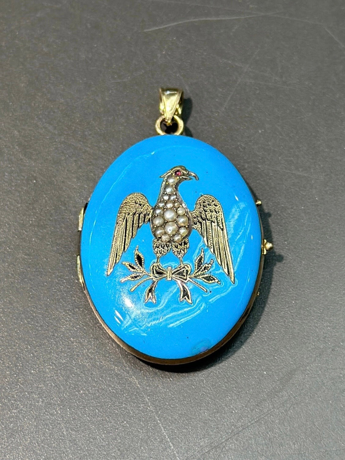 Médaillon pendentif aigle en perles de graines d'émail en or victorien 14 carats