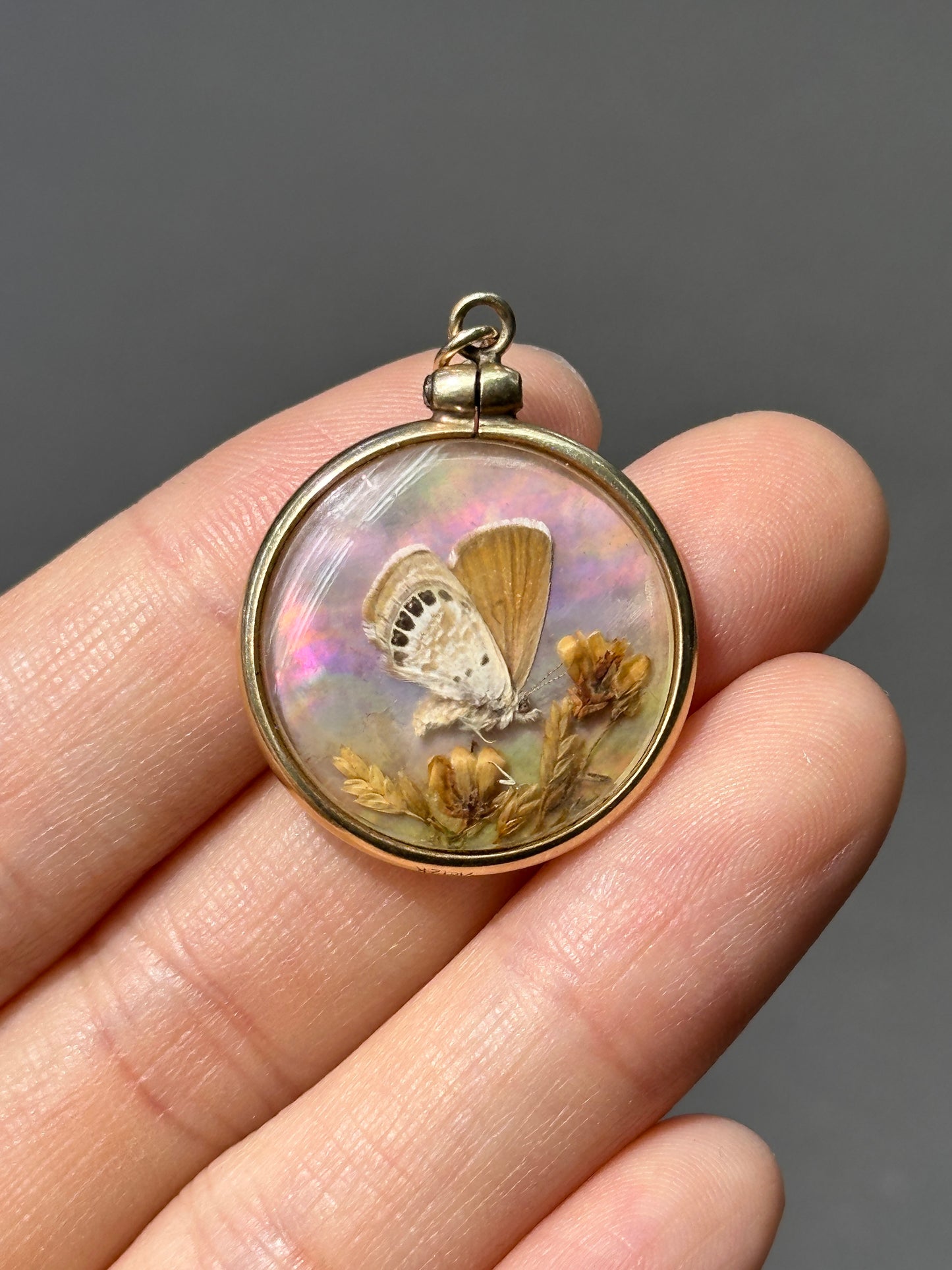 古董 14K 金双面蝴蝶母珍珠吊坠