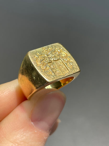 Vintage 18K Gold Shield Signet Intaglio Ring