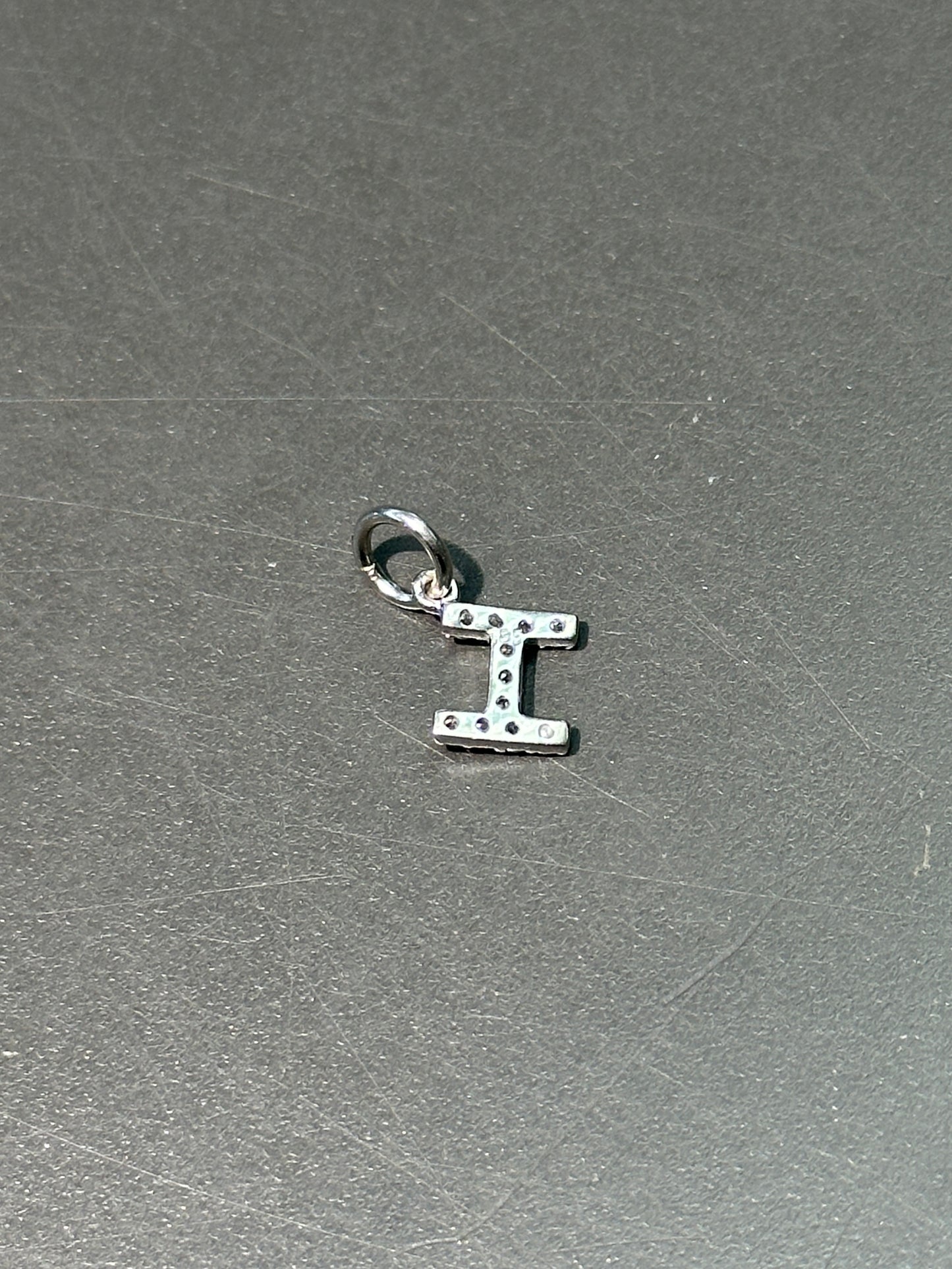 14K 白金 I 字母钻石吊坠
