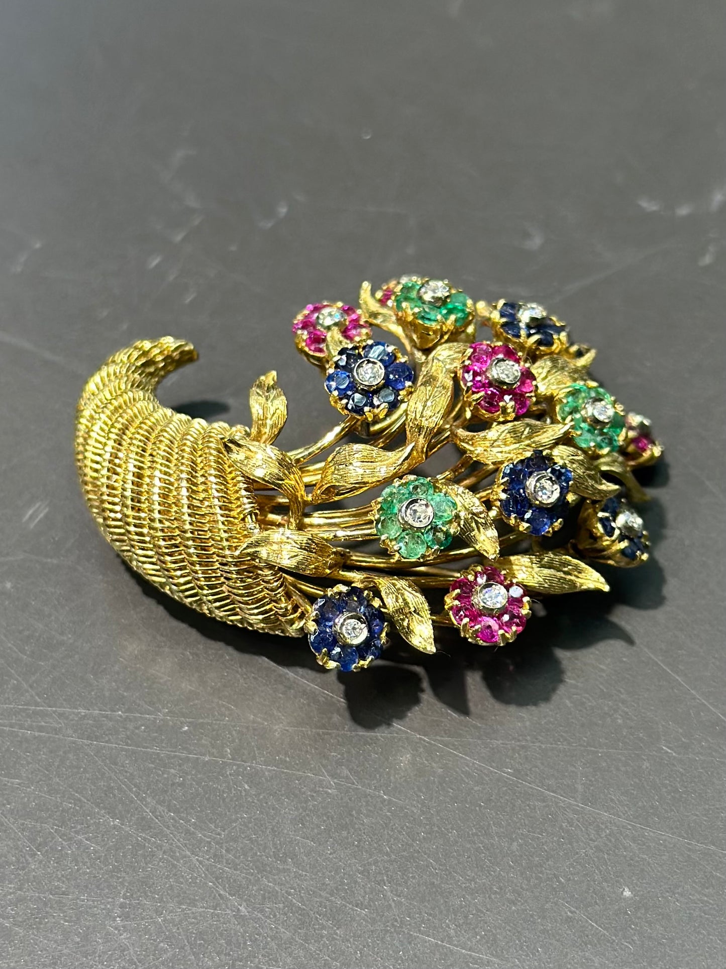复古 18K 金蒂芙尼金红宝石、绿宝石和蓝宝石 Tremblant 花胸针