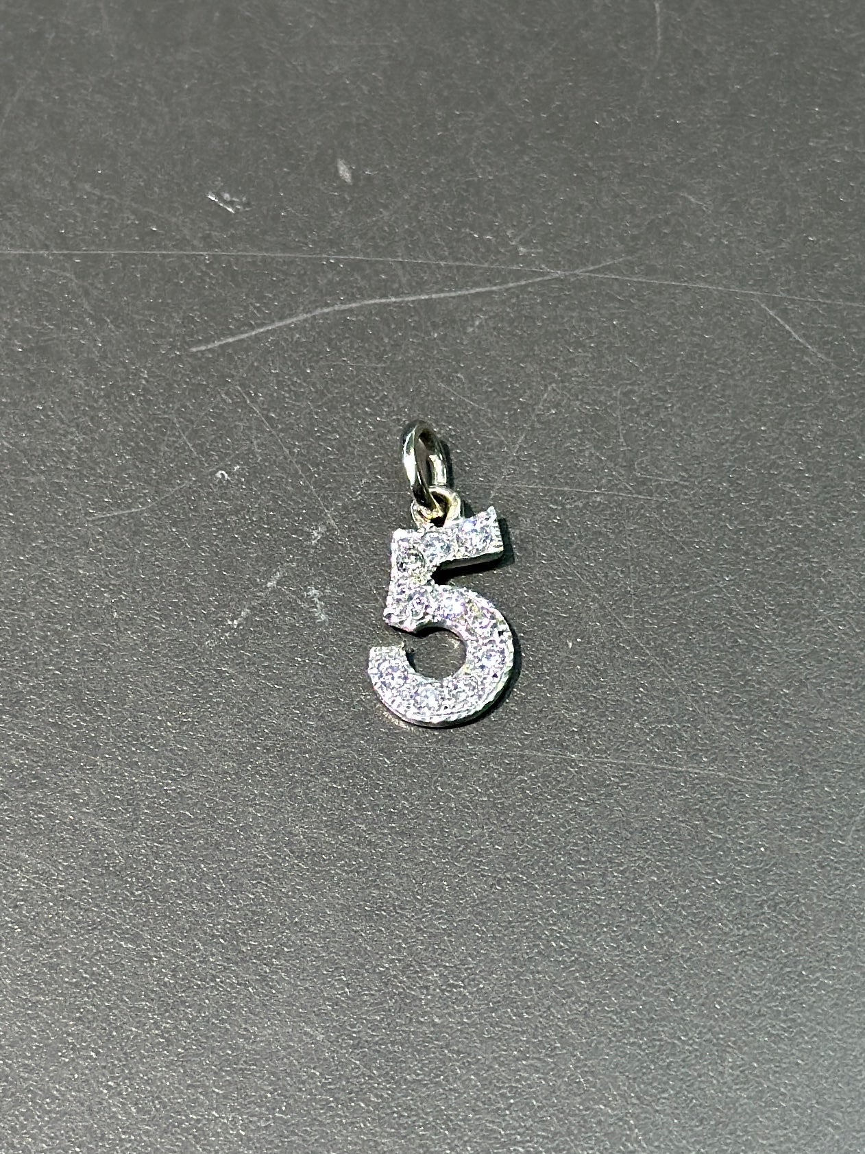 Pendentif diamant numéro cinq en platine