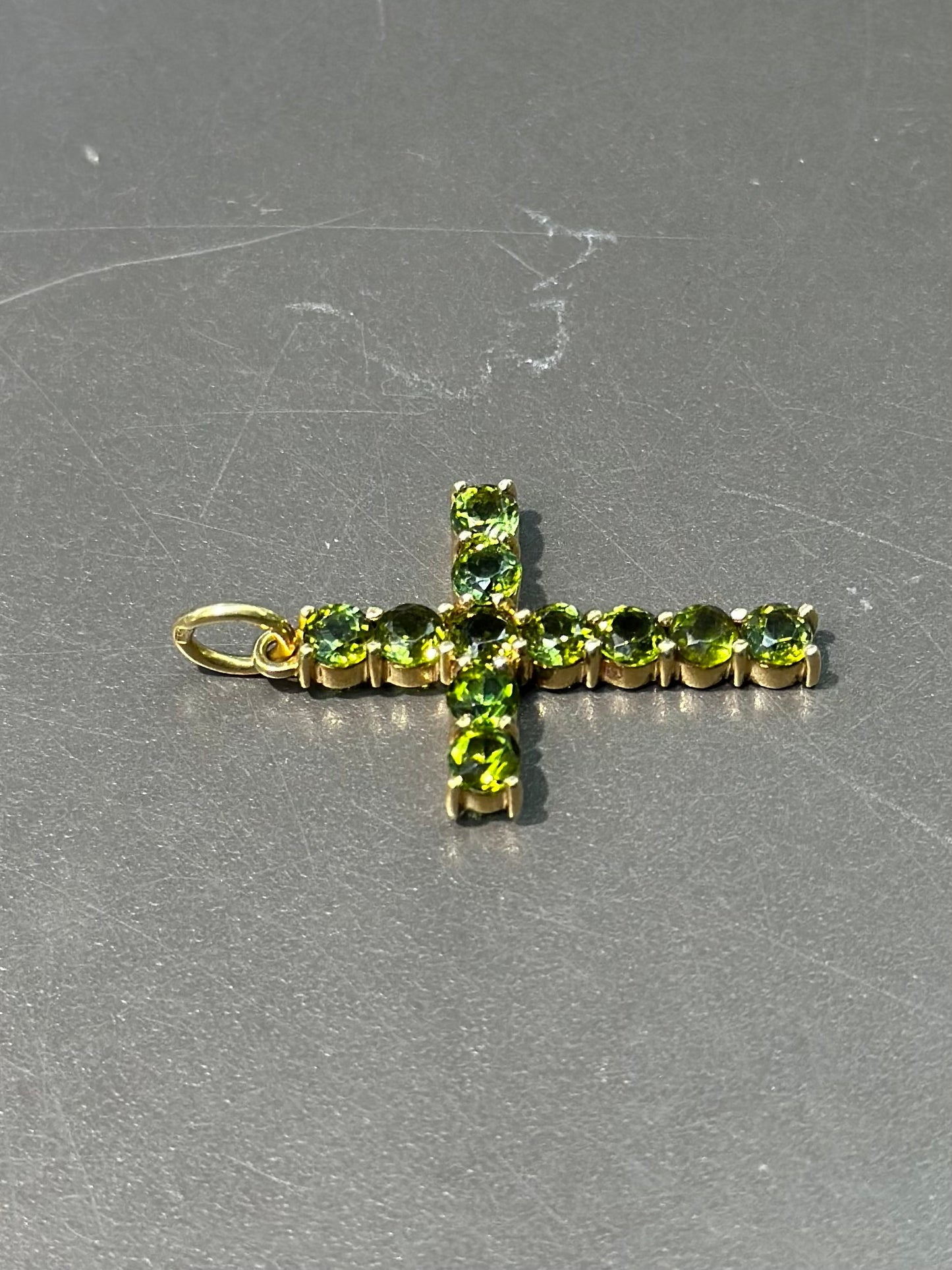 Pendentif croix péridot en or 18 carats