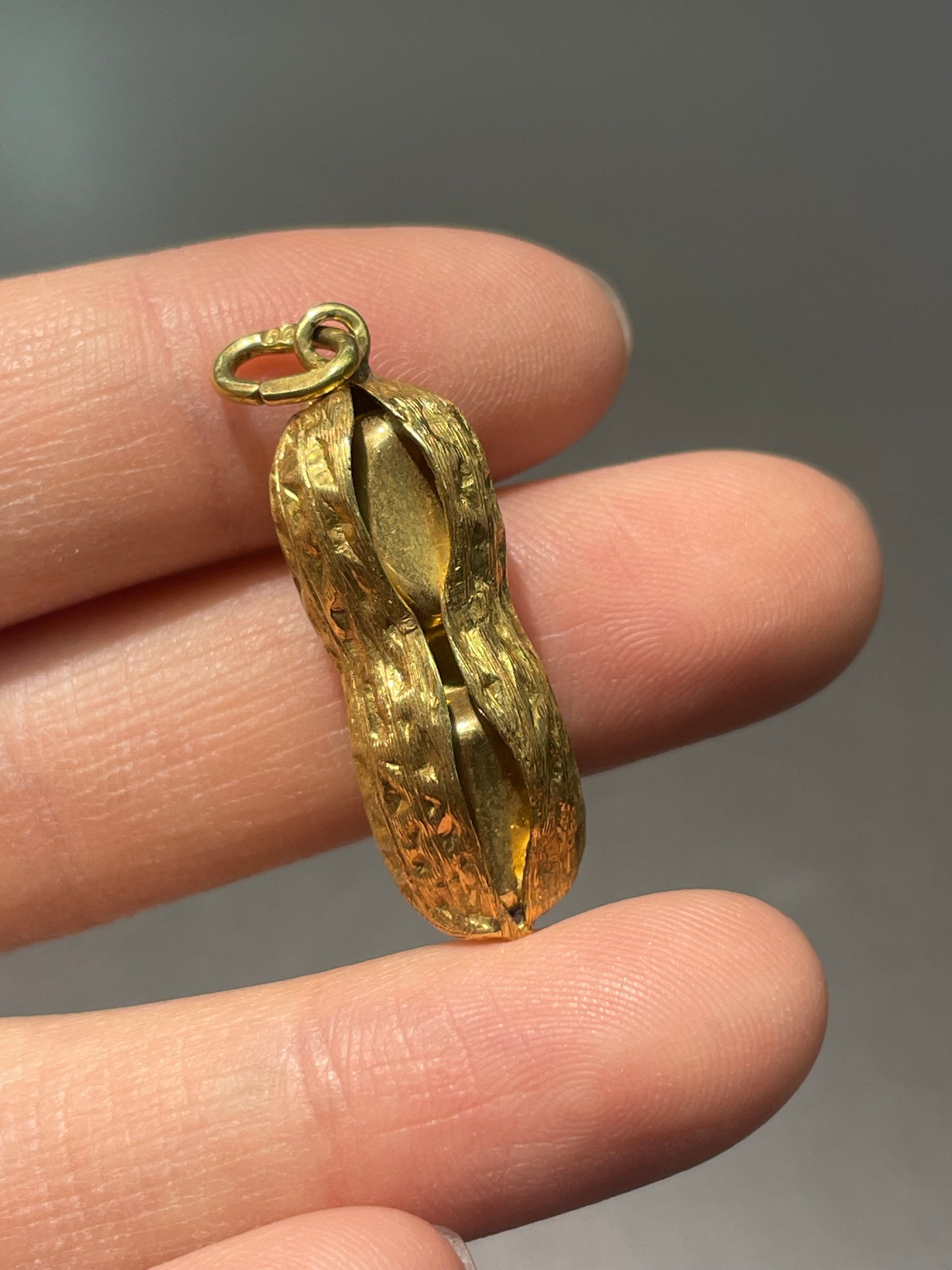 Vintage 18K Yellow Gold Large Peanut Pendant