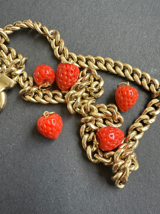 Breloque fraise sculptée en corail en or 18 carats