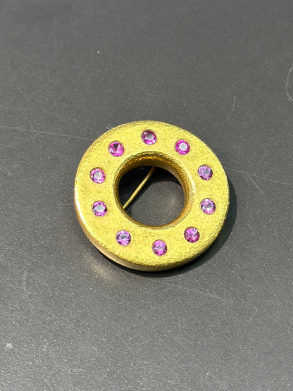 Linda Lee Johnson 22K 金红宝石圆形胸针
