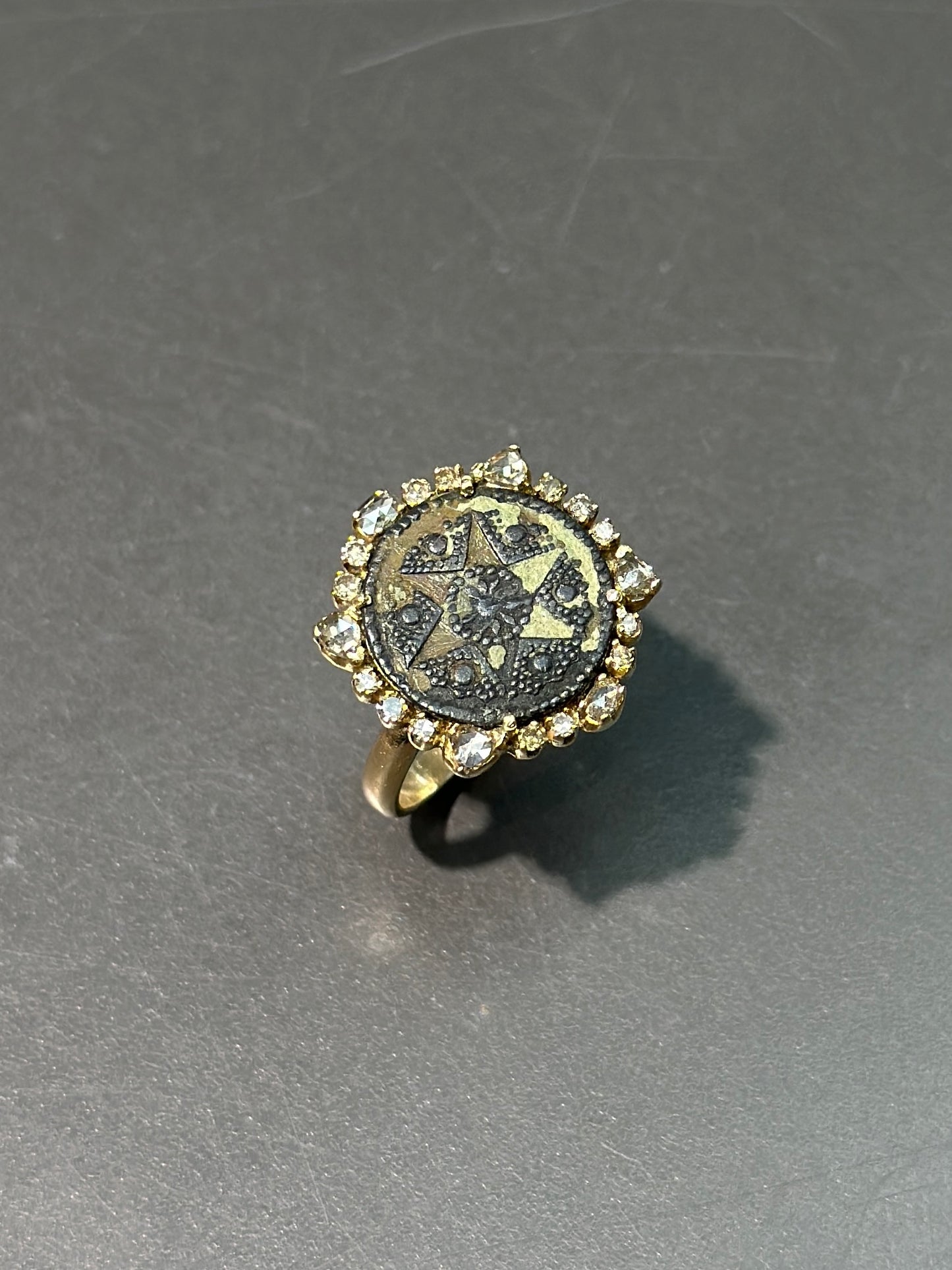 Bague en diamant de style pièce de monnaie ancienne en or 14 carats