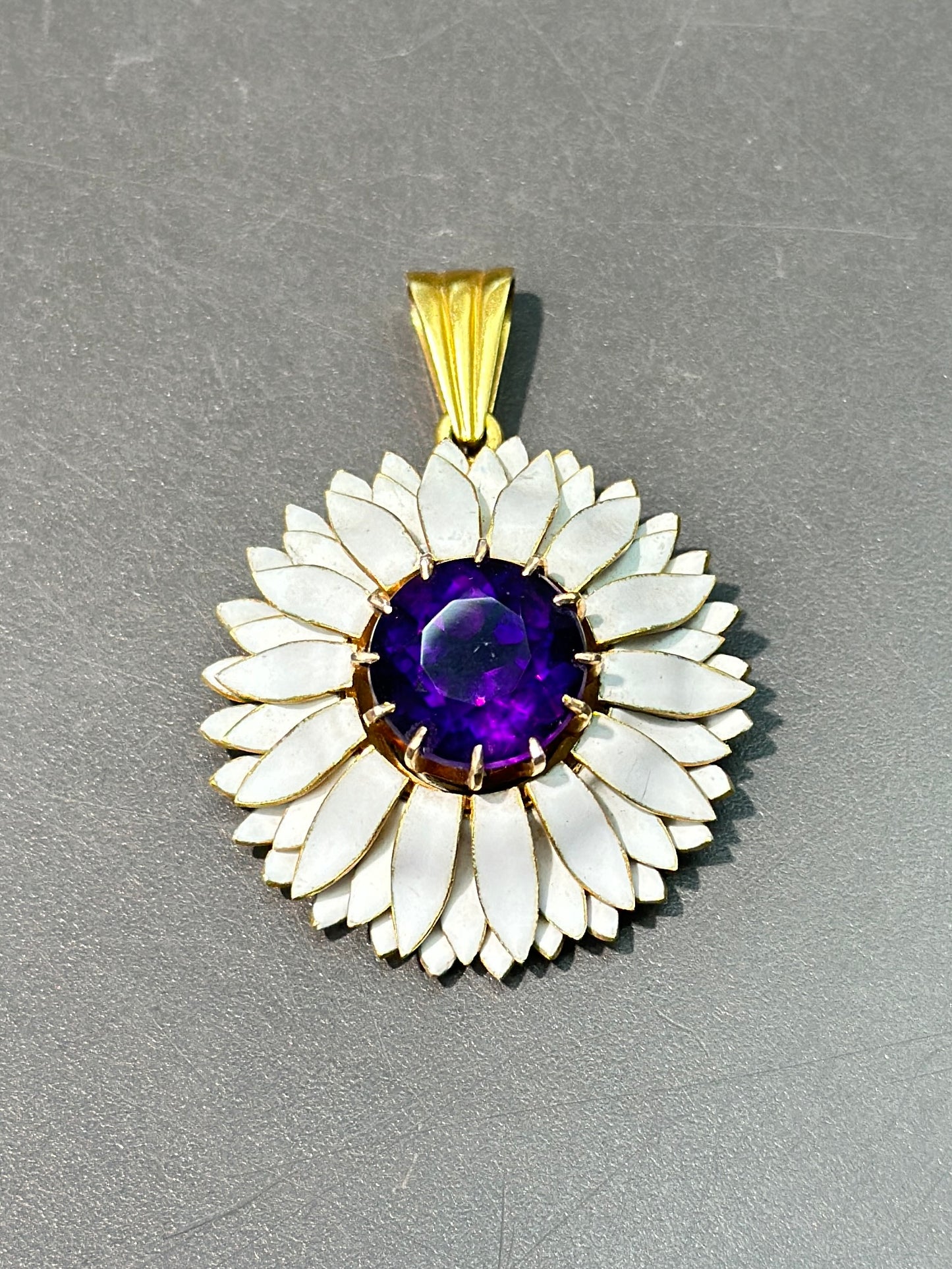 Pendentif marguerite victorienne en or 18 carats avec améthyste et émail blanc