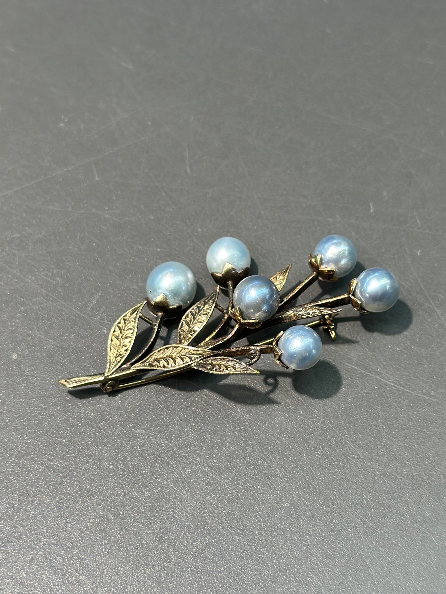 ￼复古 14K 金珍珠花胸针