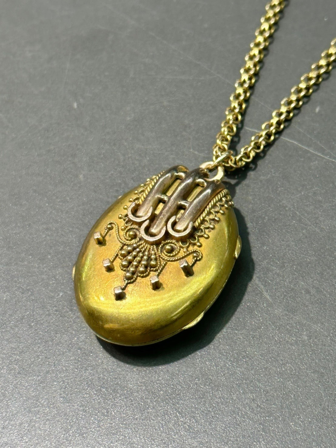 Pendentif médaillon étrusque victorien en or 14 carats