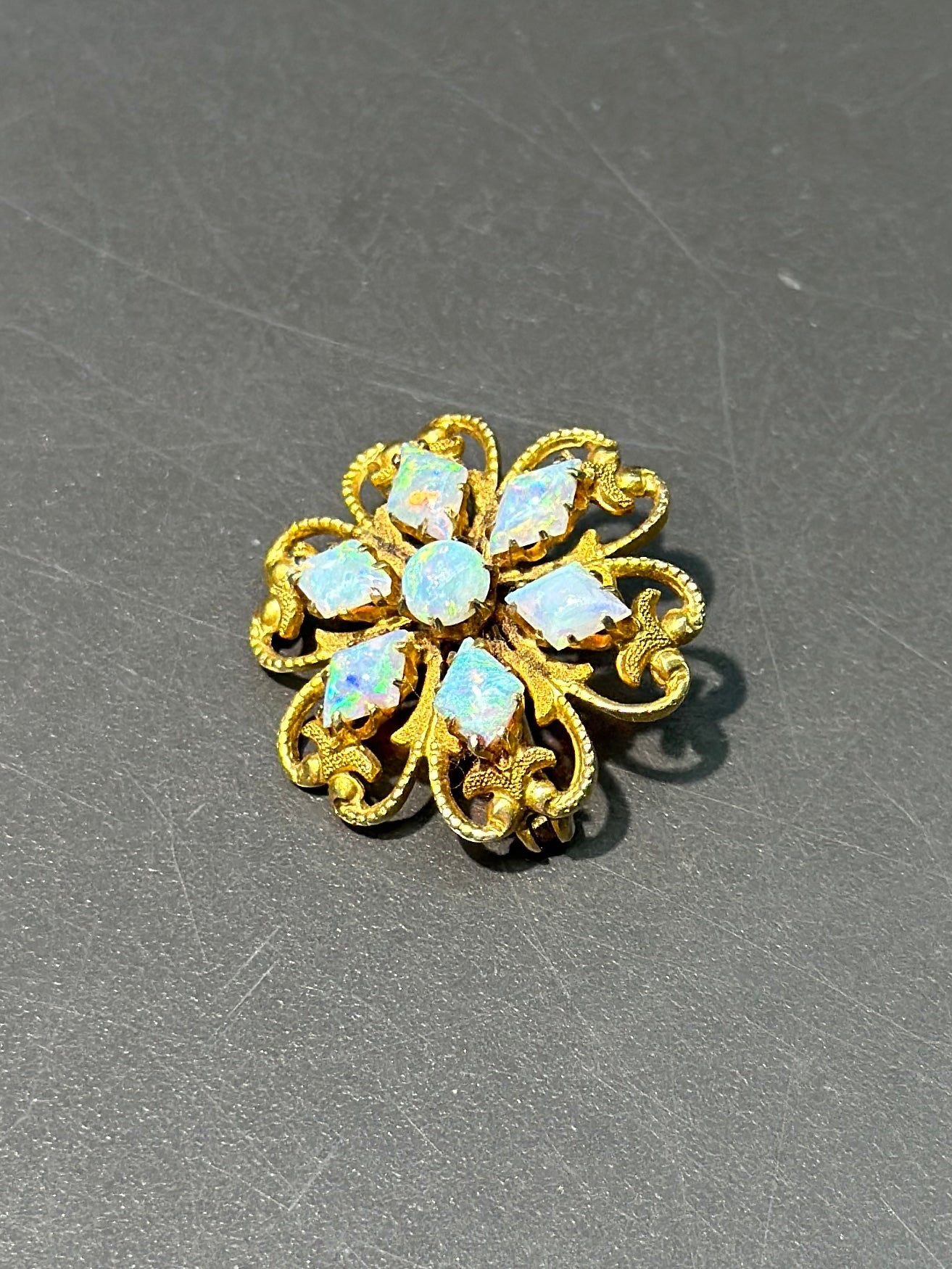 Broche fleur d’opale en or Art Nouveau 14 carats