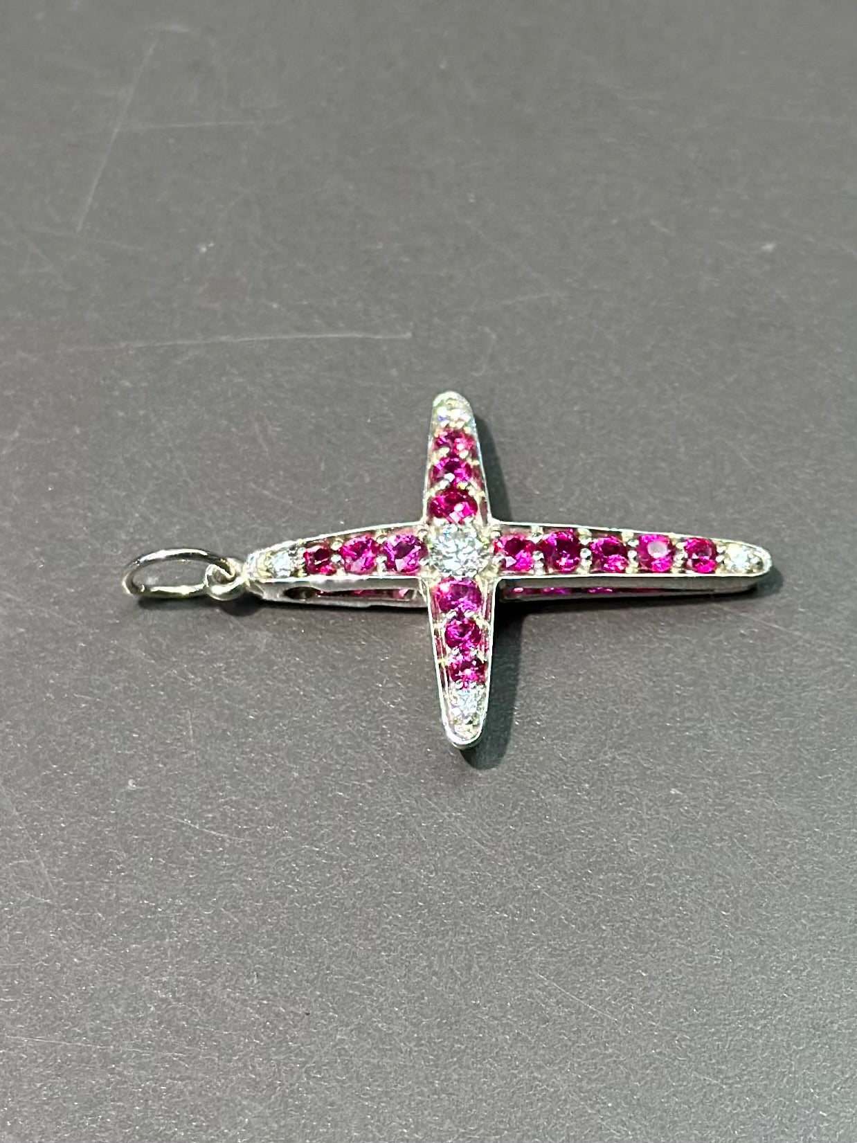 Pendentif croix vintage en rubis et diamants en or 18 carats