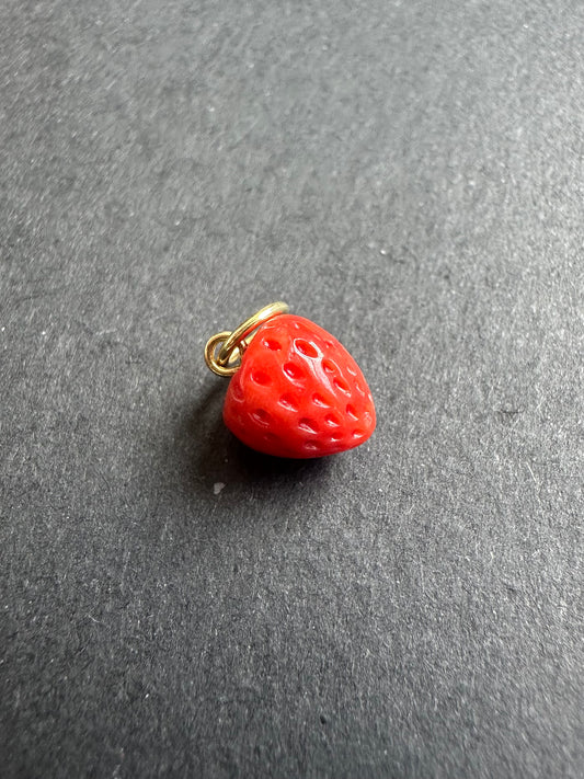 Breloque fraise sculptée en corail en or 18 carats