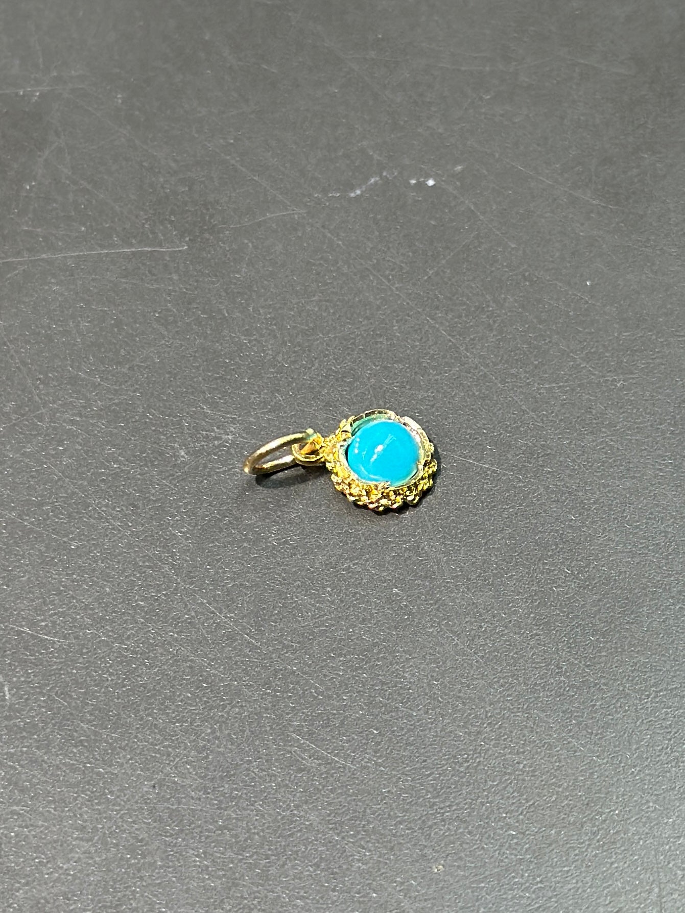 Charme cabochon turquoise vintage en or 18 carats