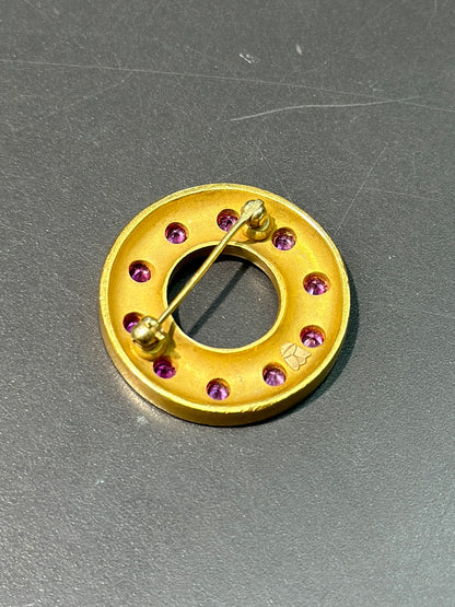 Linda Lee Johnson 22K 金红宝石圆形胸针