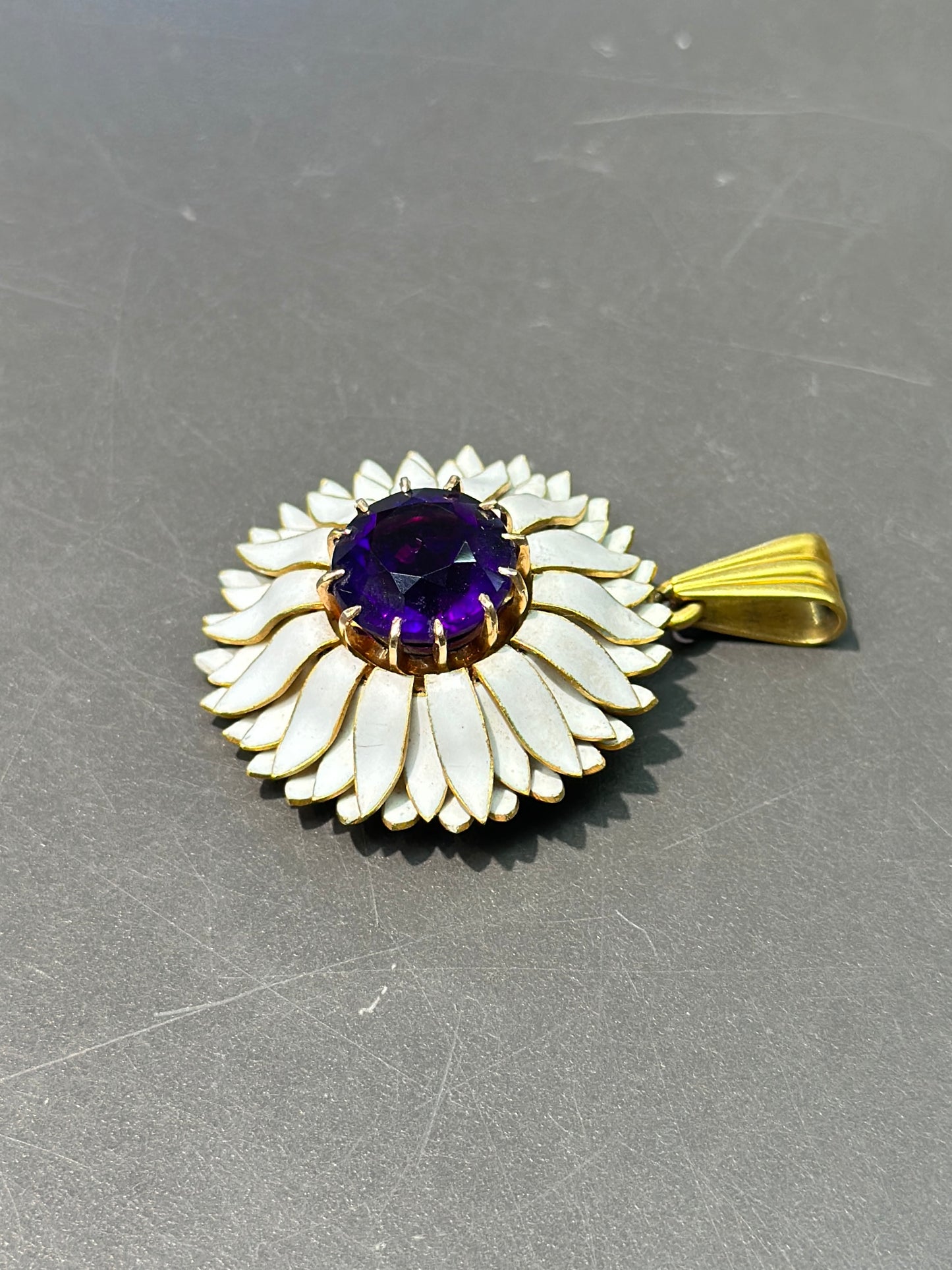 Pendentif marguerite victorienne en or 18 carats avec améthyste et émail blanc